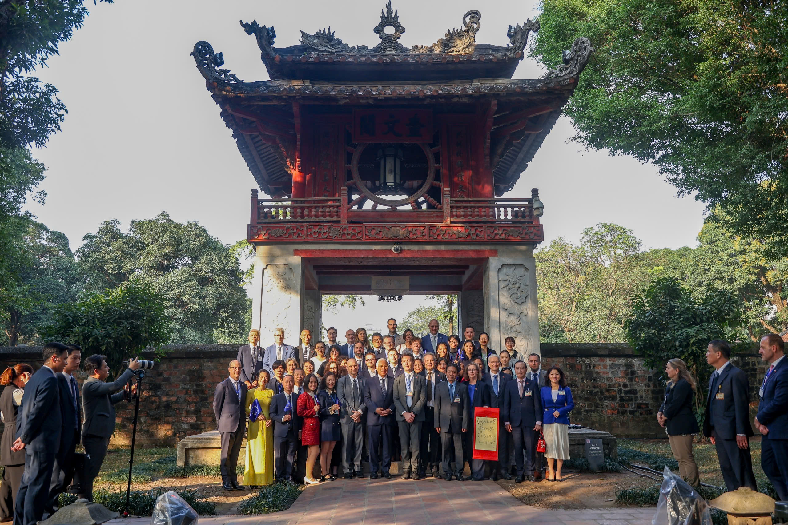 Chủ tịch Hội đồng châu Âu António Costa thăm Văn Miếu - Quốc Tử Giám - Ảnh 4.