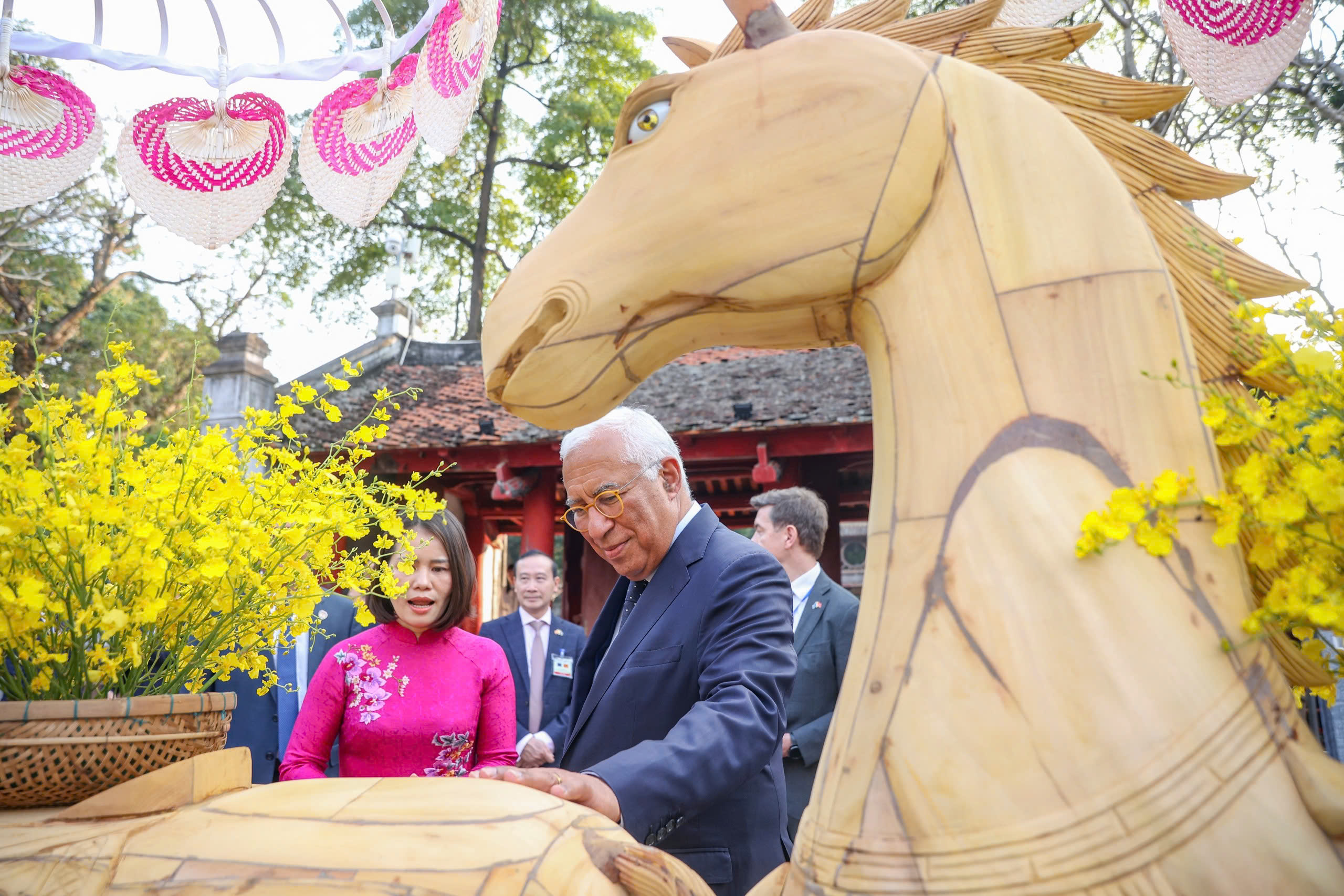 Chủ tịch Hội đồng châu Âu António Costa thăm Văn Miếu - Quốc Tử Giám - Ảnh 7.