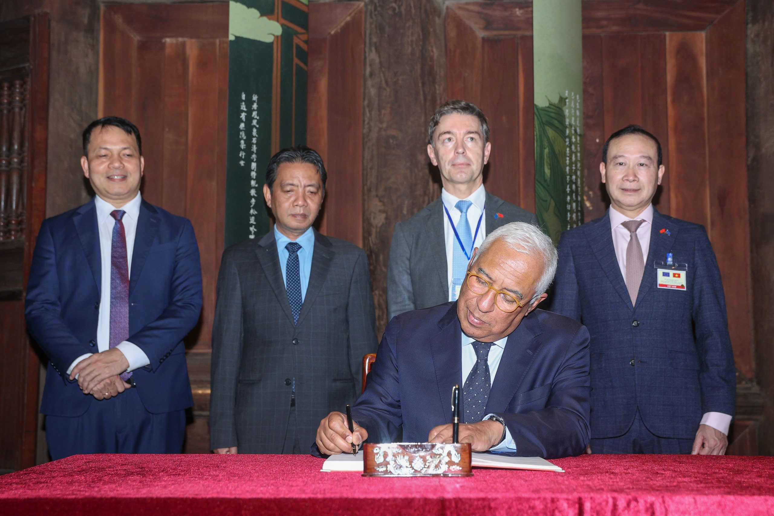 Chủ tịch Hội đồng châu Âu António Costa thăm Văn Miếu - Quốc Tử Giám - Ảnh 10.