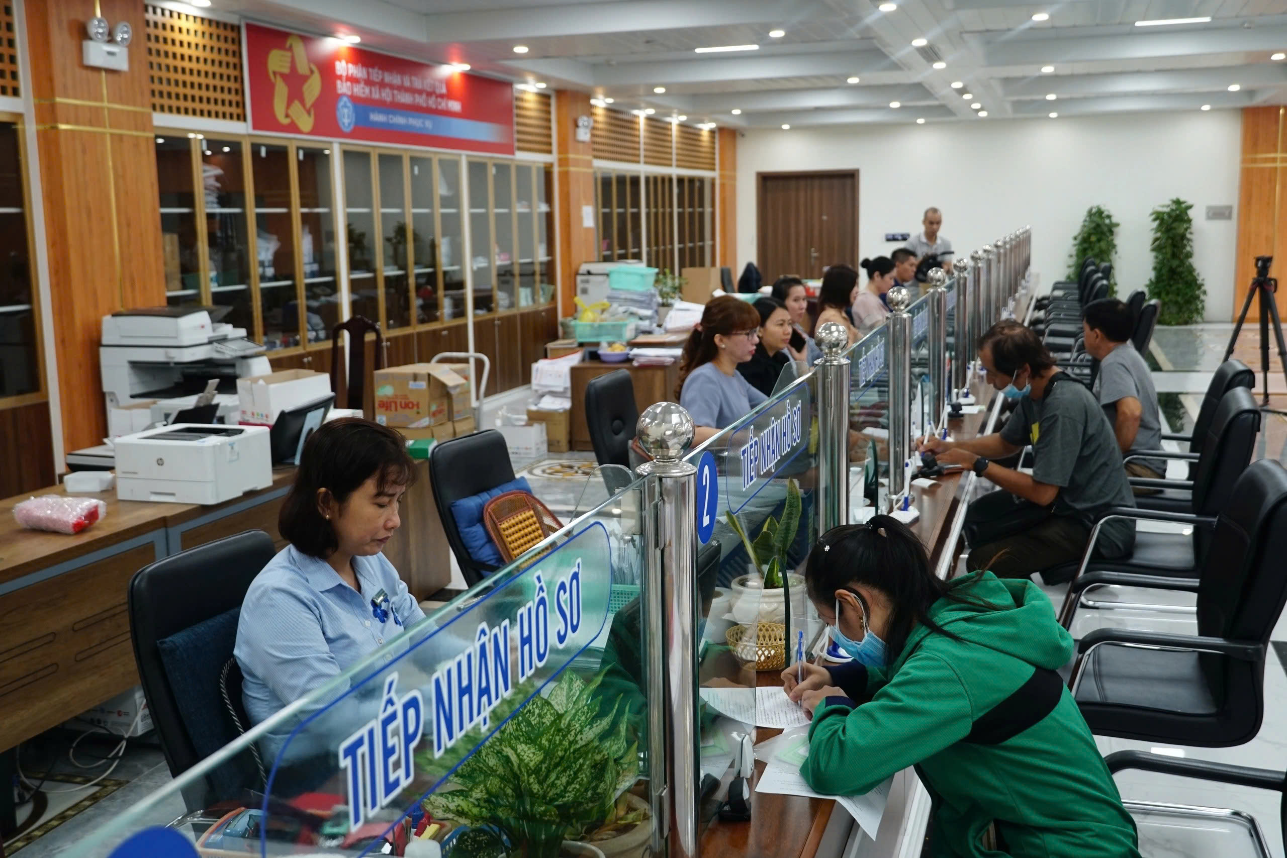 Bảo hiểm xã hội TP.HCM ngưng cấp bìa sổ BHXH: Quyền lợi người tham gia ảnh hưởng?- Ảnh 1.