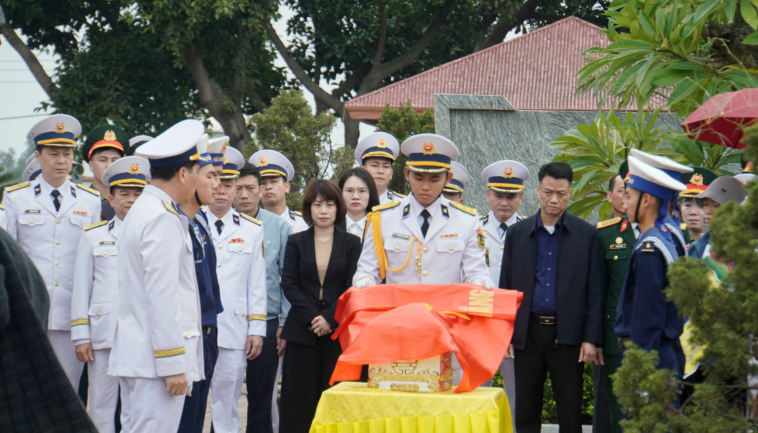 Trao bằng Tổ quốc ghi công liệt sĩ Đàm Quang Mạnh hy sinh tại quần đảo Trường Sa- Ảnh 4.