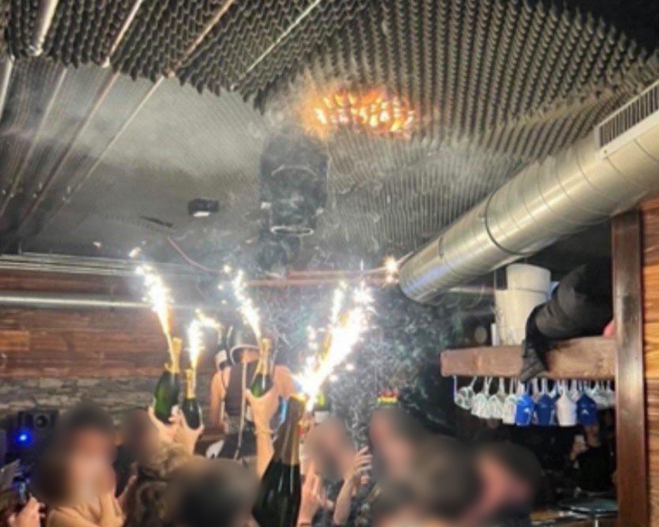 H&eacute; lộ nguy&ecirc;n nh&acirc;n vụ ch&aacute;y qu&aacute;n bar ở Thụy Sĩ khiến 40 người thiệt mạng