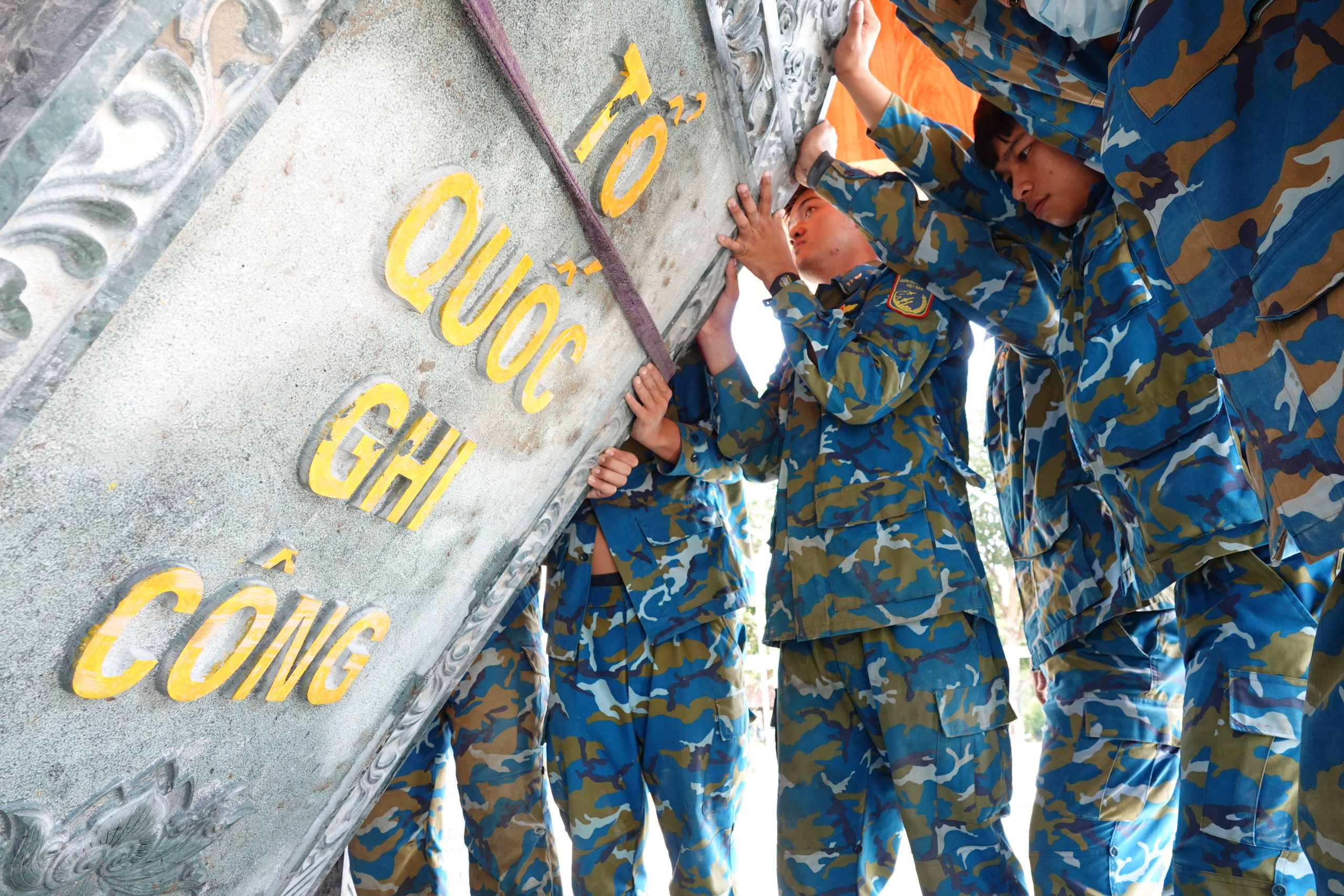 Báo Thanh Niên dựng bia tưởng niệm 18 liệt sĩ Trung đoàn Không quân 917 - Ảnh 2.