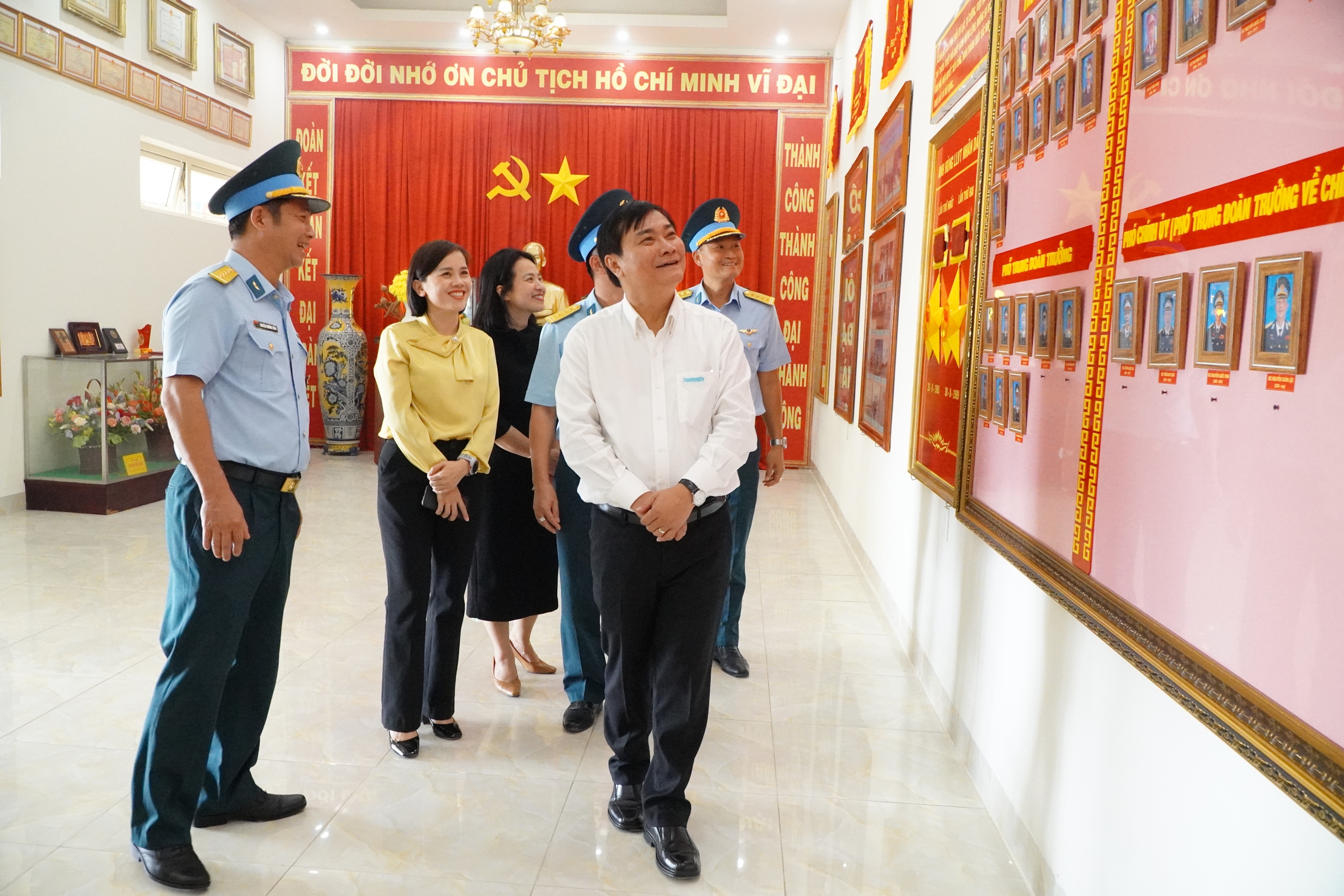 Báo Thanh Niên dựng bia tưởng niệm 18 liệt sĩ Trung đoàn Không quân 917 - Ảnh 6.