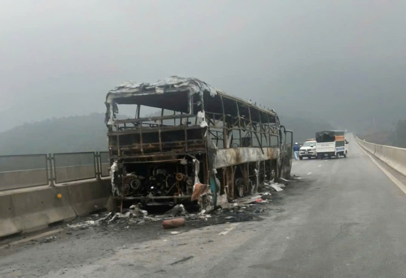 Xe khách bốc cháy trên cao tốc, nam sinh lớp 12 tử vong- Ảnh 2. Xe khách bốc cháy trên cao tốc, nam sinh lớp 12 tử vong- Ảnh 2.