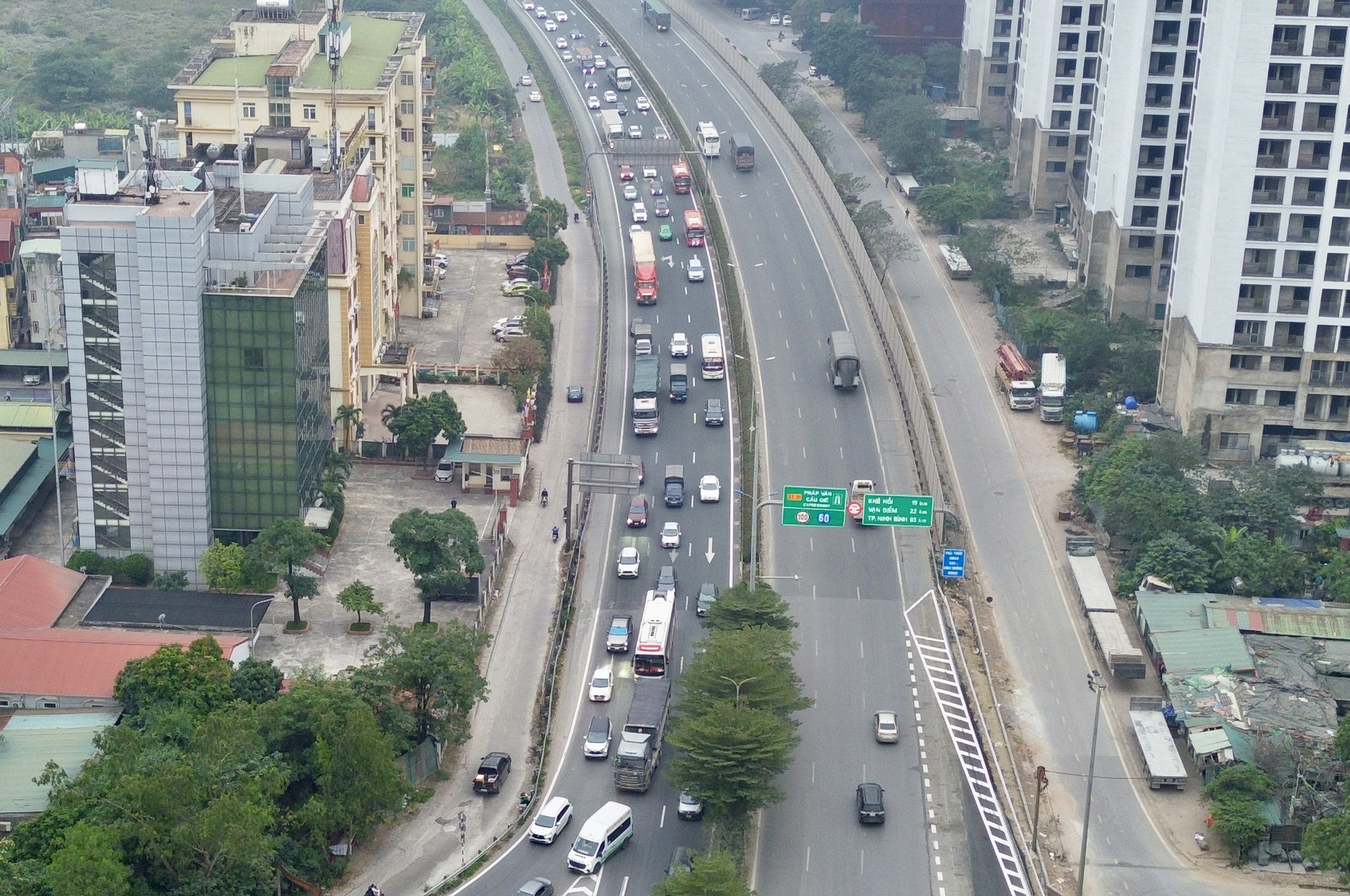 Người dân trở lại Hà Nội sớm 1 ngày, đường Vành đai 3 ùn tắc dài - Ảnh 1.