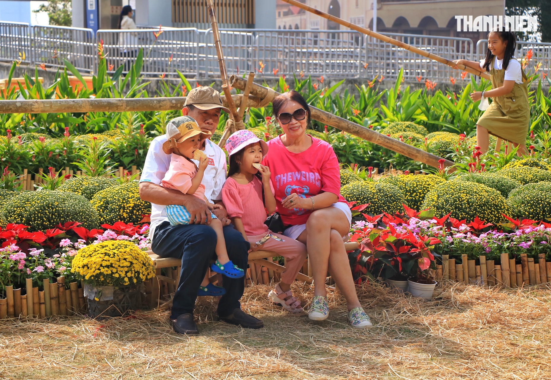 Vườn hoa tết 'mới toanh' g&acirc;y sốt ngay trung t&acirc;m TP.HCM: Đ&ocirc;ng người đổ về check-in- Ảnh 3.
