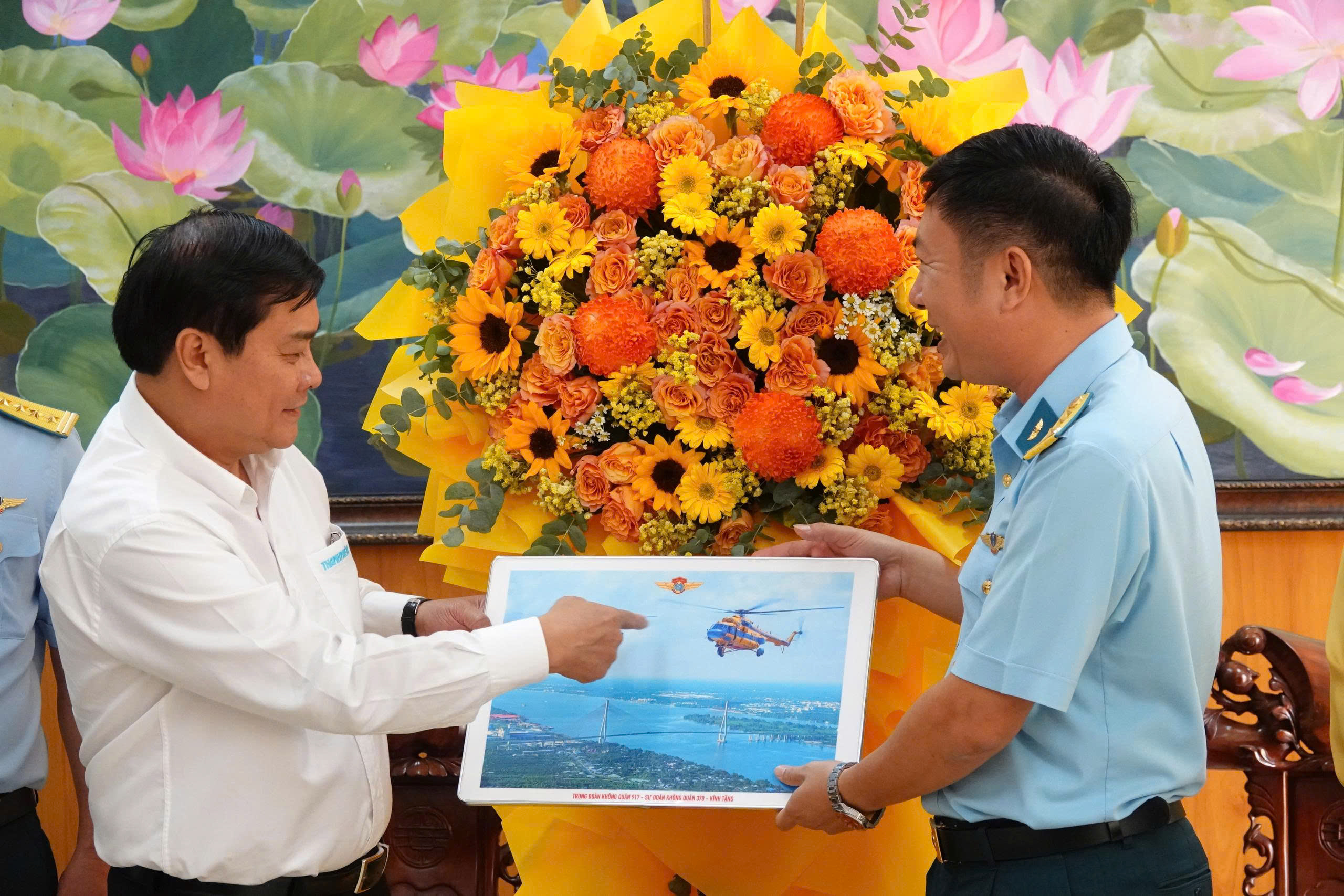 Báo Thanh Niên dựng bia tưởng niệm 18 liệt sĩ Trung đoàn Không quân 917 - Ảnh 11.