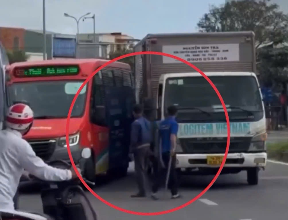 Đà Nẵng: Xử lý tài xế xe tải dùng hung khí đe dọa người lái xe buýt- Ảnh 1.