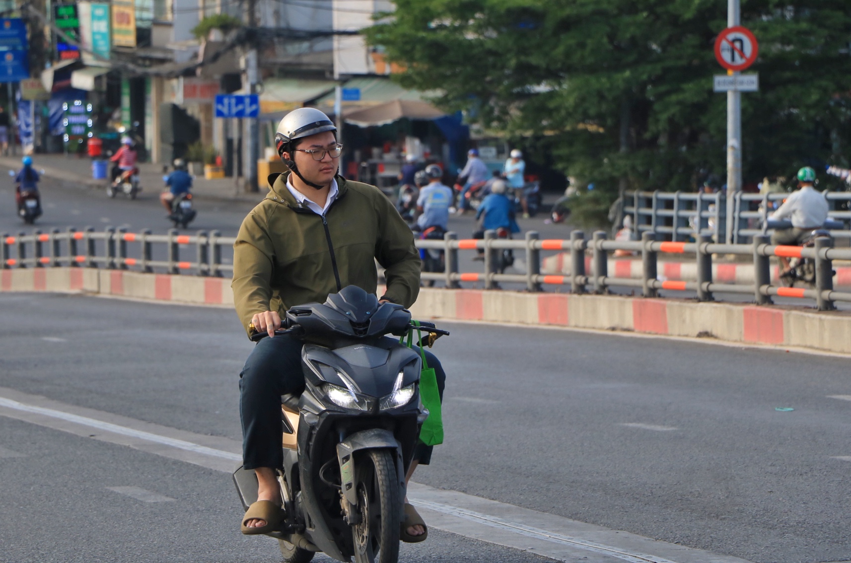 Ngày thứ ba nghỉ Tết Dương lịch 2026: Bất ngờ đường phố trung tâm TP.HCM- Ảnh 7. Ngày thứ ba nghỉ Tết Dương lịch 2026: Bất ngờ đường phố trung tâm TP.HCM- Ảnh 7.