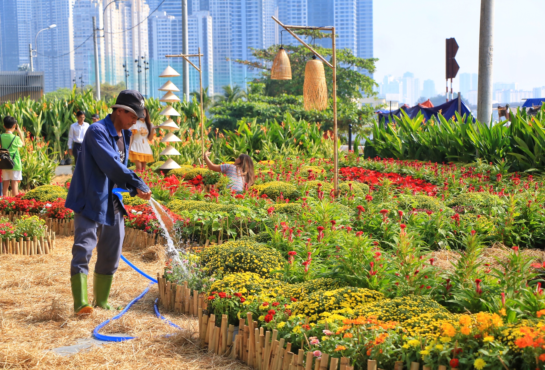 Vườn hoa tết 'mới toanh' g&acirc;y sốt ngay trung t&acirc;m TP.HCM: Đ&ocirc;ng người đổ về check-in- Ảnh 12.