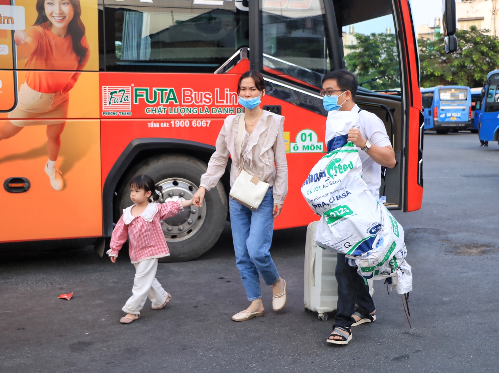 Mới ng&agrave;y thứ ba nghỉ Tết Dương lịch: &Ugrave;n &ugrave;n người miền T&acirc;y trở lại TP.HCM sớm - Ảnh 8.