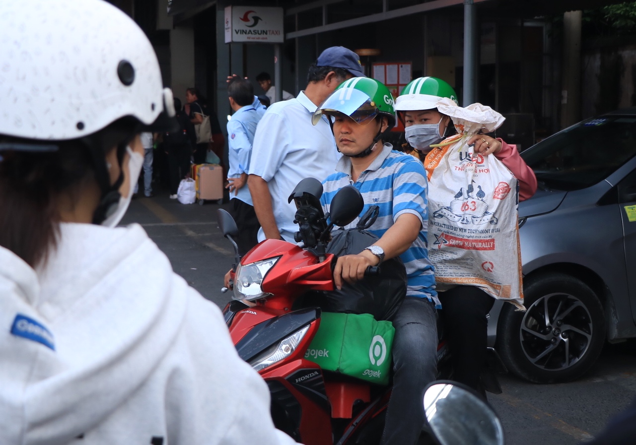 Mới ng&agrave;y thứ ba nghỉ Tết Dương lịch: &Ugrave;n &ugrave;n người miền T&acirc;y trở lại TP.HCM sớm - Ảnh 2.