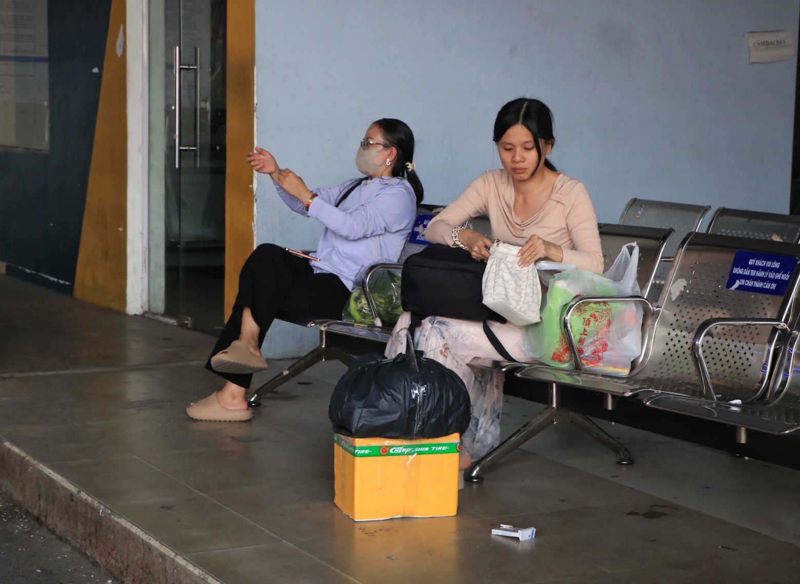 Mới ng&agrave;y thứ ba nghỉ Tết Dương lịch: &Ugrave;n &ugrave;n người miền T&acirc;y trở lại TP.HCM sớm - Ảnh 4.