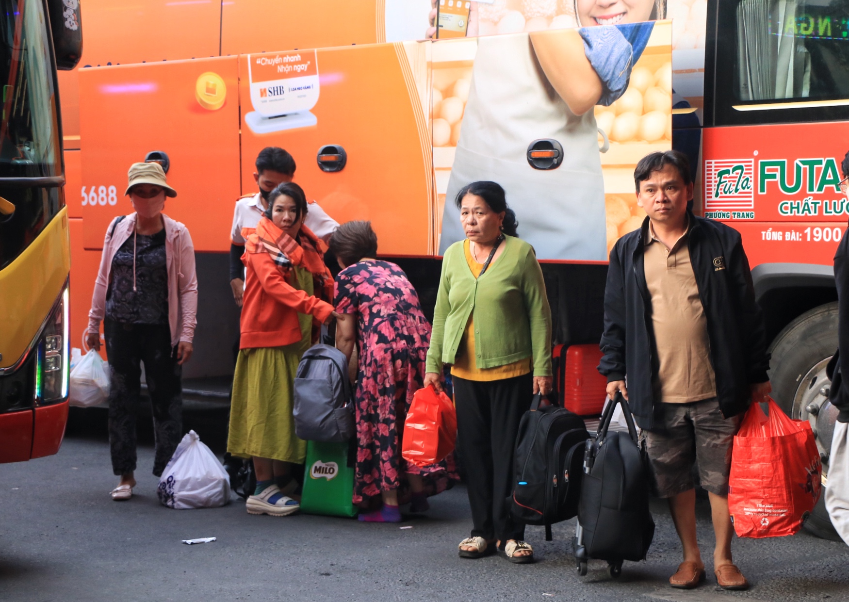 Mới ng&agrave;y thứ ba nghỉ Tết Dương lịch: &Ugrave;n &ugrave;n người miền T&acirc;y trở lại TP.HCM sớm - Ảnh 5.