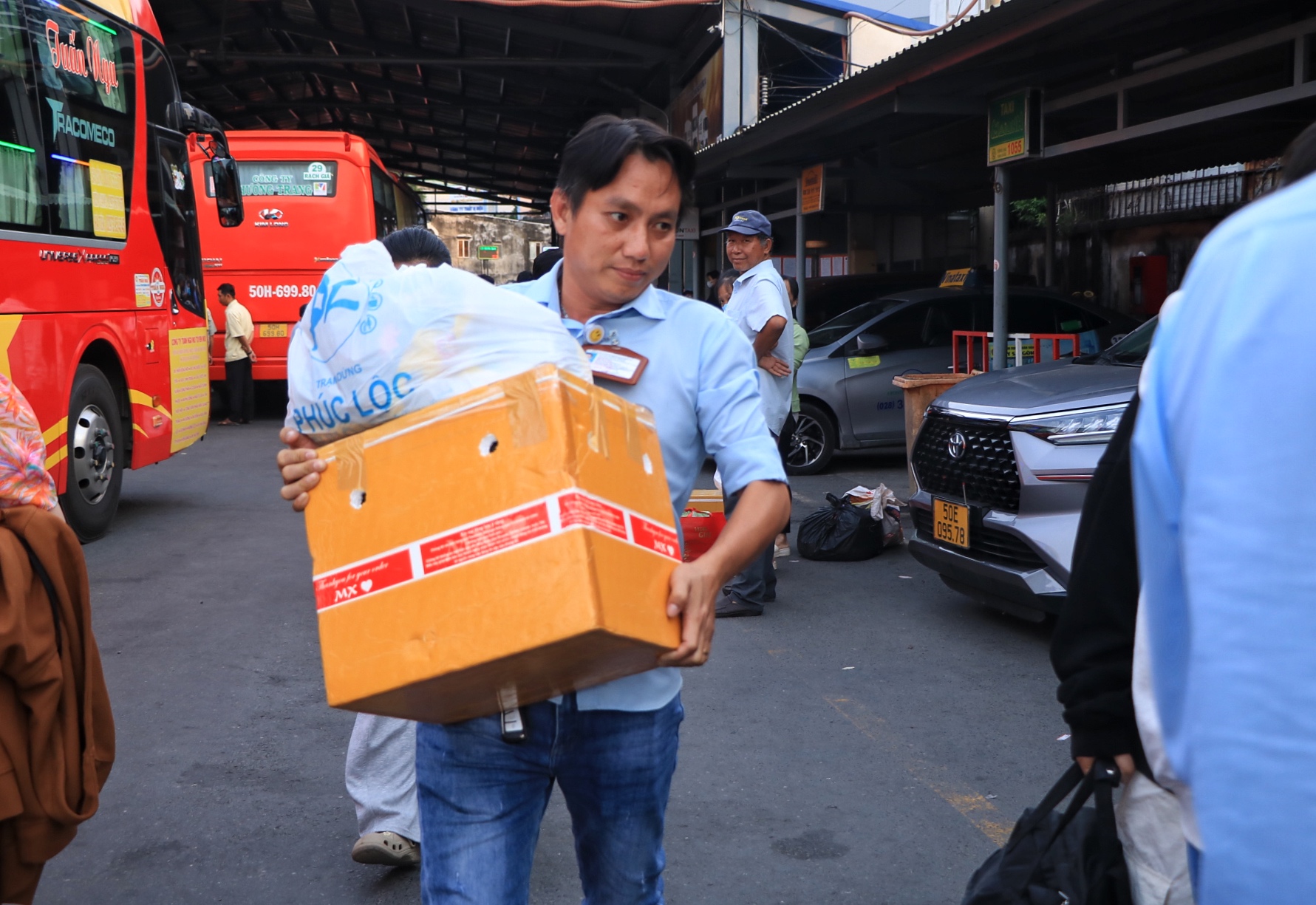 Mới ng&agrave;y thứ ba nghỉ Tết Dương lịch: &Ugrave;n &ugrave;n người miền T&acirc;y trở lại TP.HCM sớm - Ảnh 10.