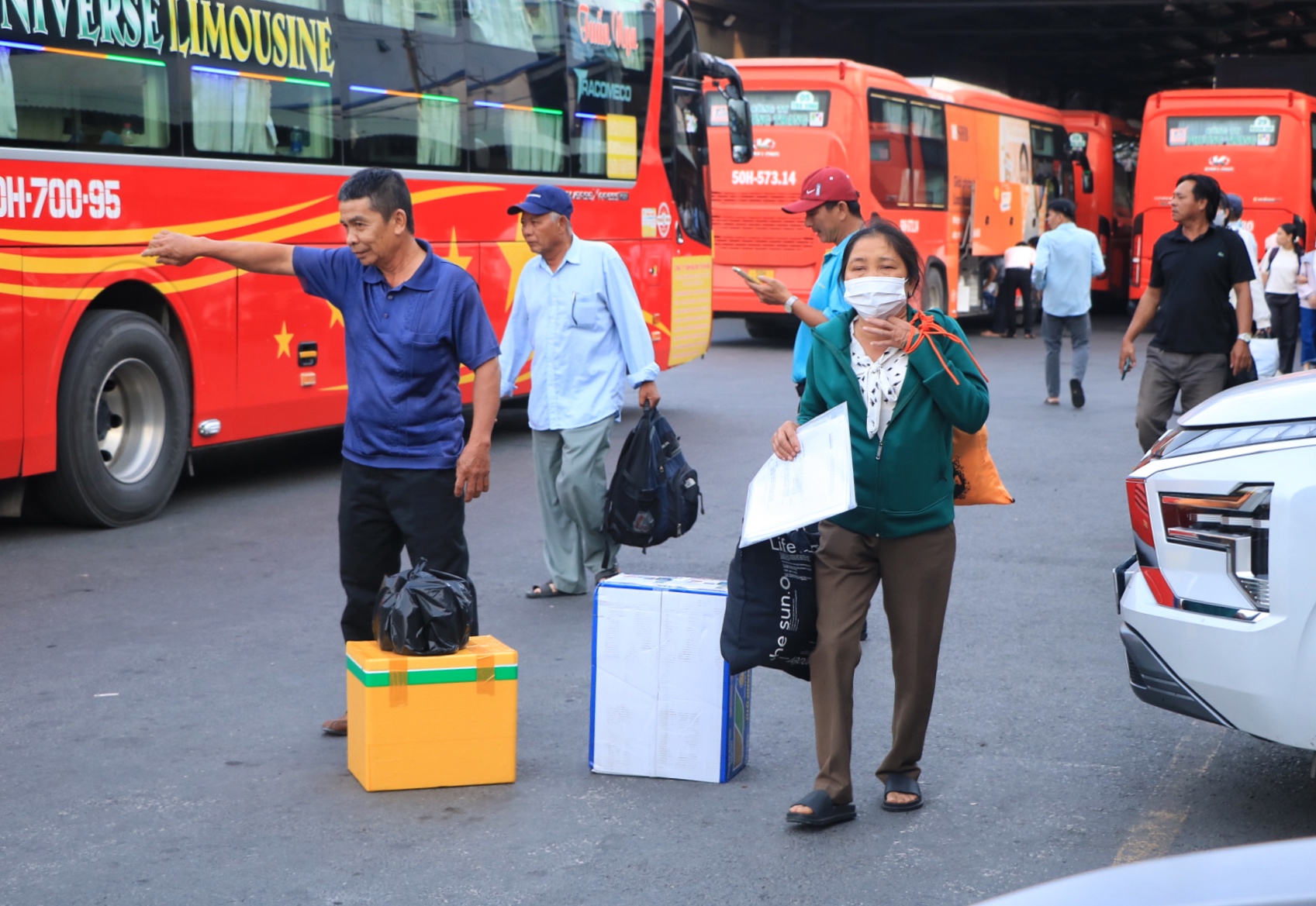 Mới ng&agrave;y thứ ba nghỉ Tết Dương lịch: &Ugrave;n &ugrave;n người miền T&acirc;y trở lại TP.HCM sớm - Ảnh 6.