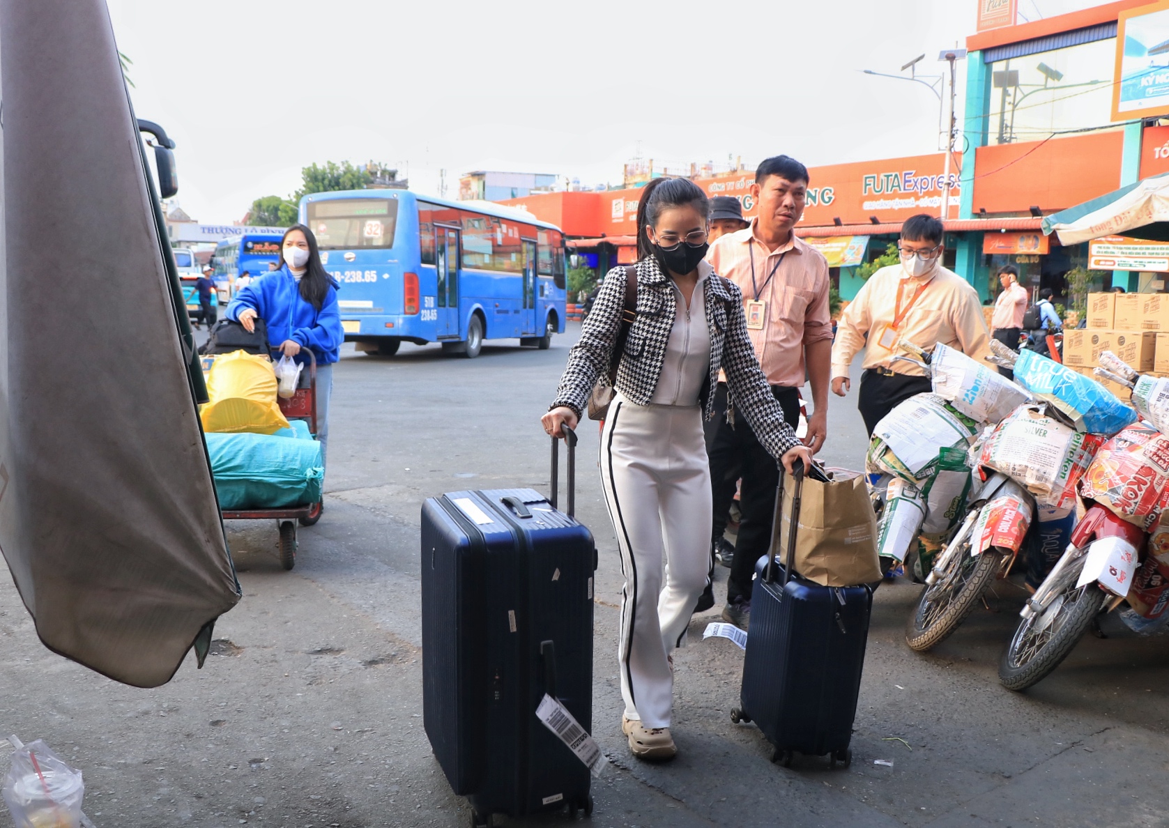 Sắp hết nghỉ Tết Dương lịch 2026, vì sao nhiều người mới bắt đầu về miền Tây? - Ảnh 2.