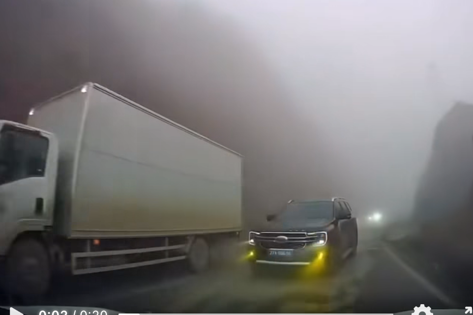 Vượt sai quy định suýt gây tai nạn, tài xế ô tô biển xanh bị xử phạt - Ảnh 1.