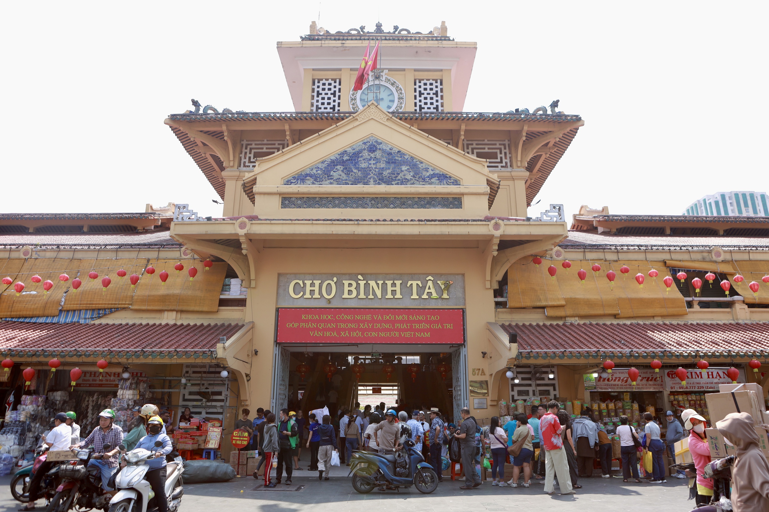 Phía trước rộn ràng, phía sau lặng lẽ ở chợ Bình Tây mùa cận tết  - Ảnh 1.