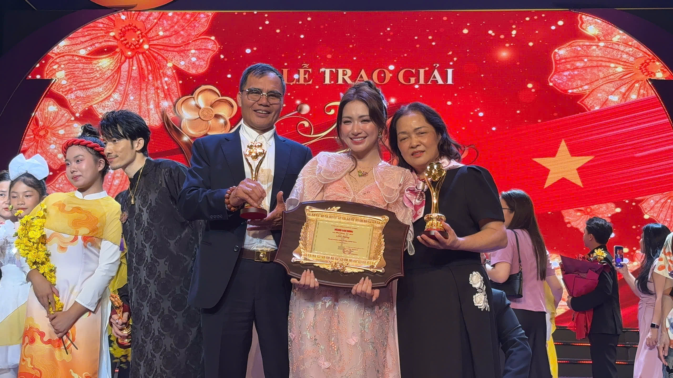 Hòa Minzy 'càn quét' giải Mai Vàng, mời cả bố mẹ lên sân khấu - Ảnh 1. Hòa Minzy 'càn quét' giải Mai Vàng, mời cả bố mẹ lên sân khấu - Ảnh 1.