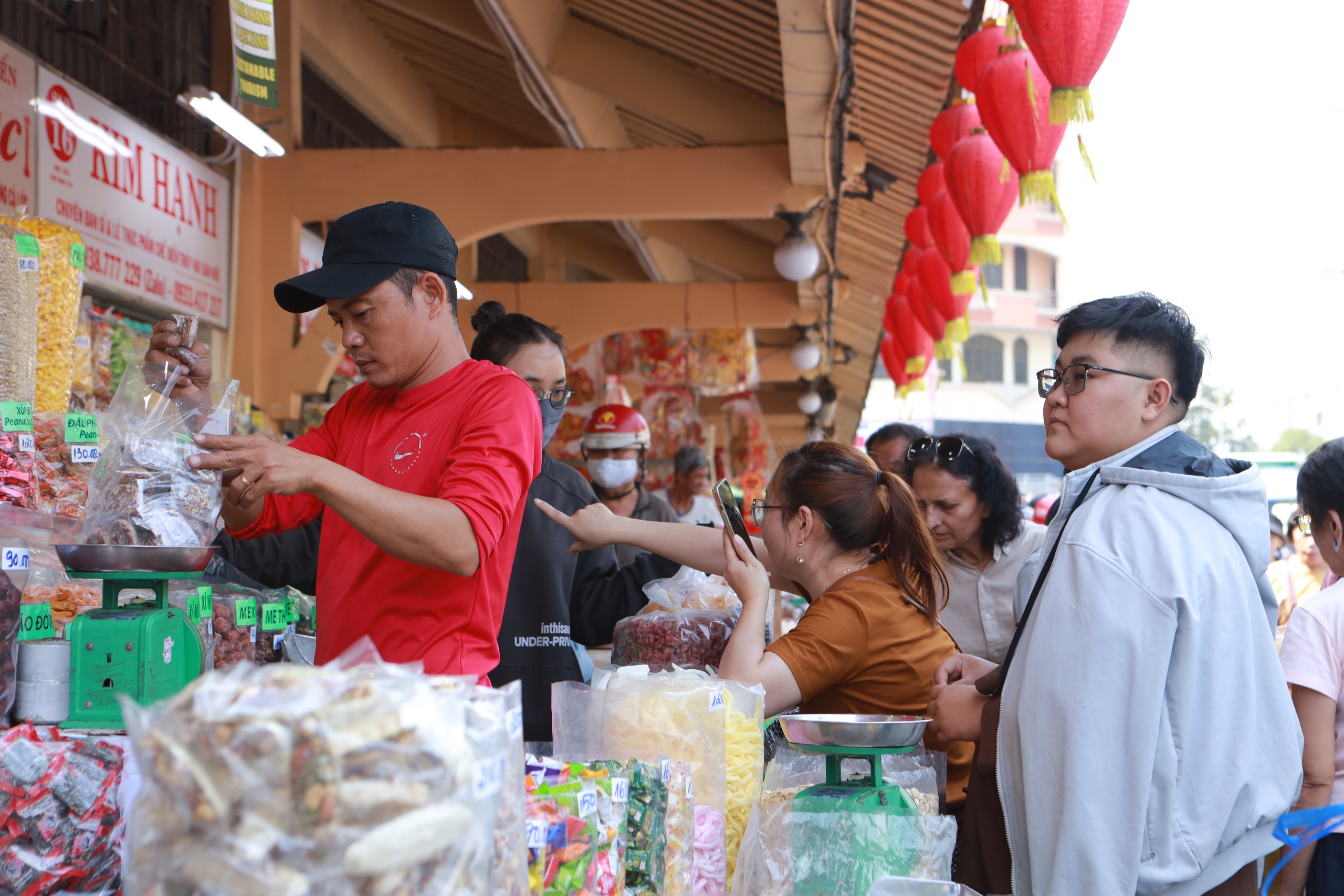 Phía trước rộn ràng, phía sau lặng lẽ ở chợ Bình Tây mùa cận tết  - Ảnh 2.