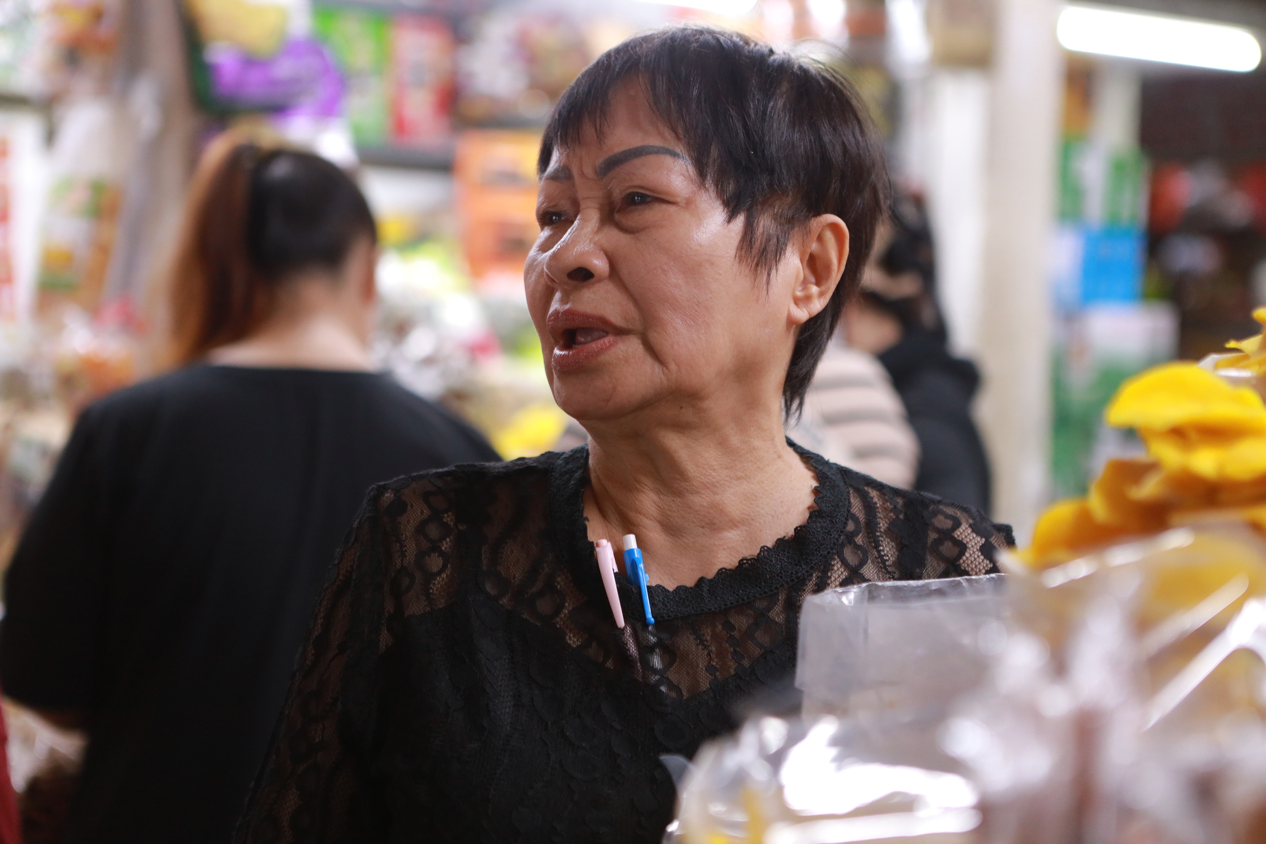 Phía trước rộn ràng, phía sau lặng lẽ ở chợ Bình Tây mùa cận tết  - Ảnh 4.