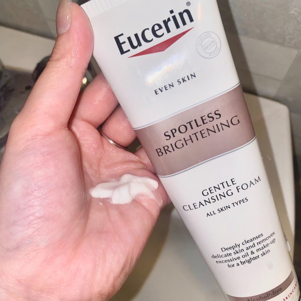 Review top 7 sữa rửa mặt cho da kh&ocirc; bong tr&oacute;c, gi&uacute;p l&agrave;n da căng mịn  - Ảnh 6.