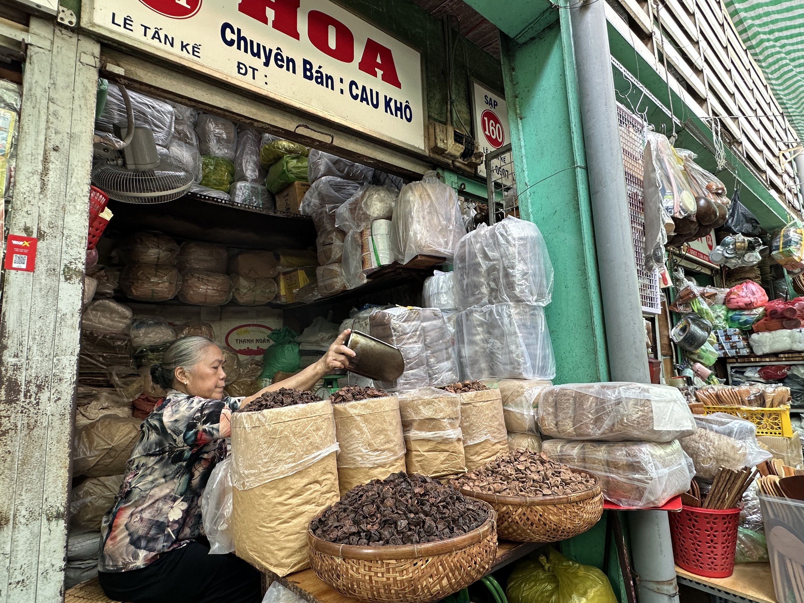 Phía trước rộn ràng, phía sau lặng lẽ ở chợ Bình Tây mùa cận tết  - Ảnh 6.