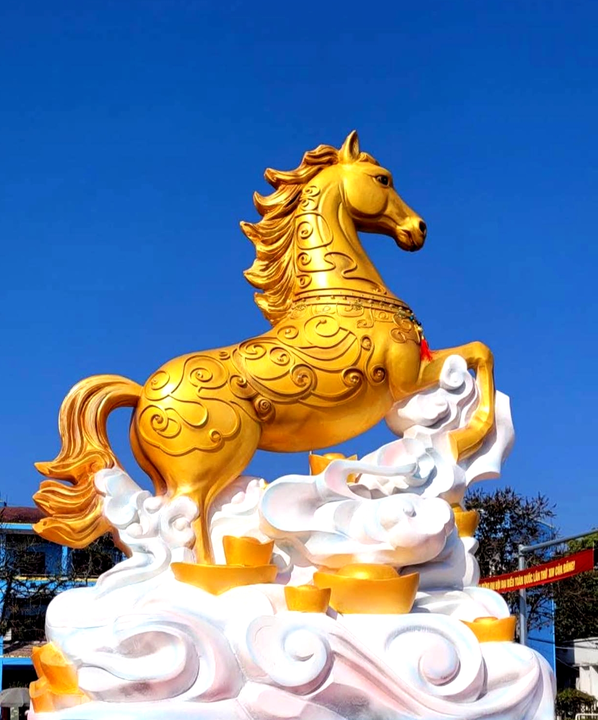 Linh vật 'ngựa vàng đạp mây trắng' xuất hiện tại Điện Biên - Ảnh 2.