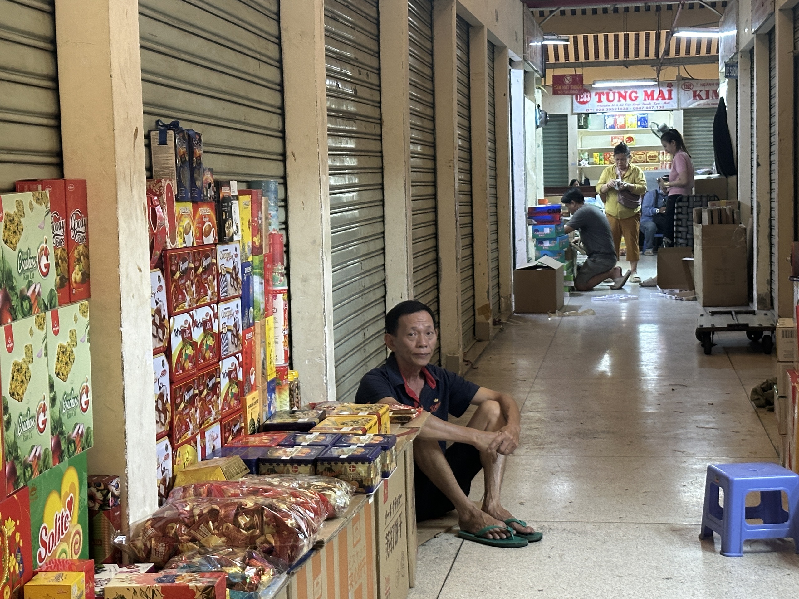 Phía trước rộn ràng, phía sau lặng lẽ ở chợ Bình Tây mùa cận tết  - Ảnh 8.