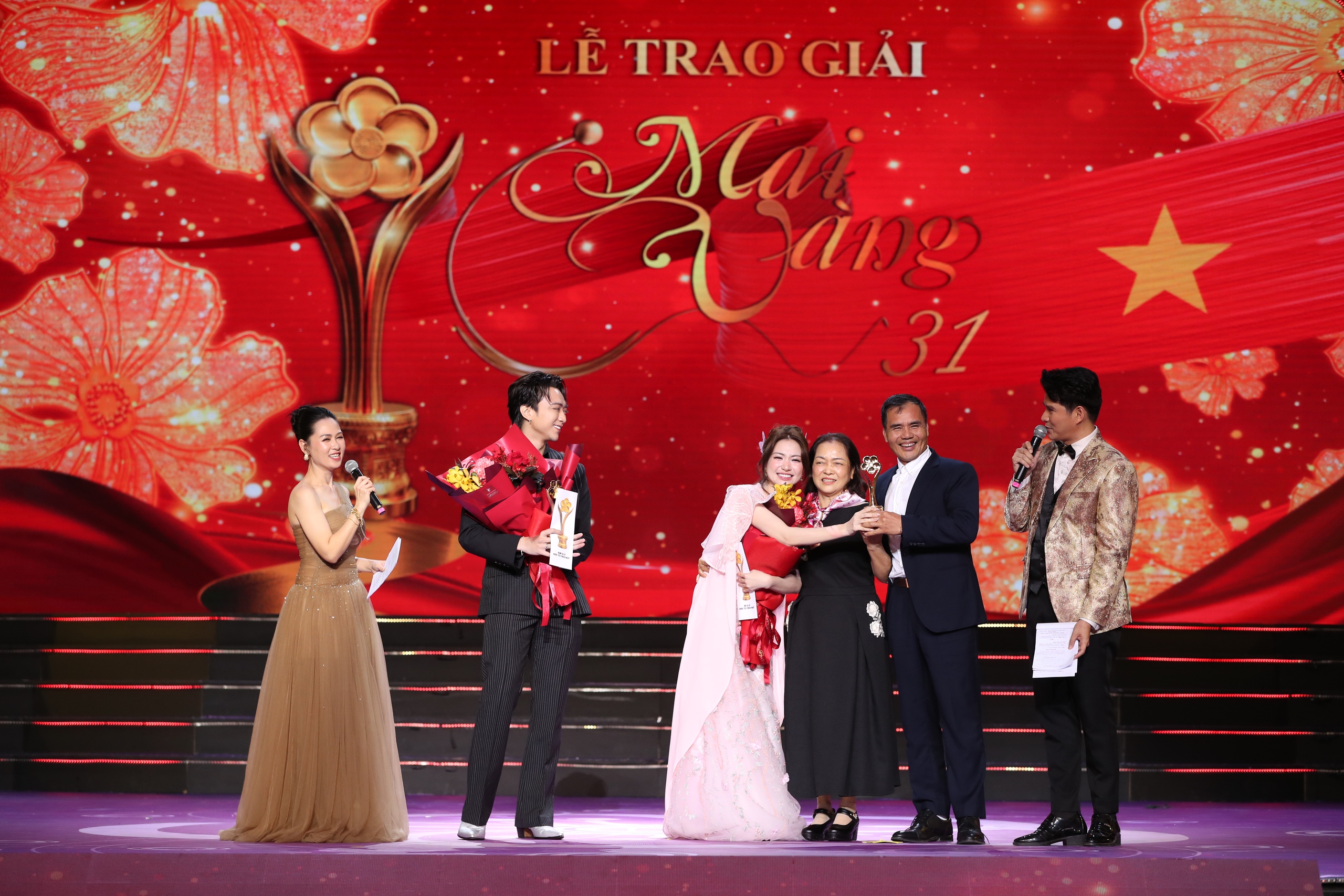 Hòa Minzy bị chỉ trích 'cướp sóng' khi mời cả bố mẹ lên sân khấu nhận giải - Ảnh 2.