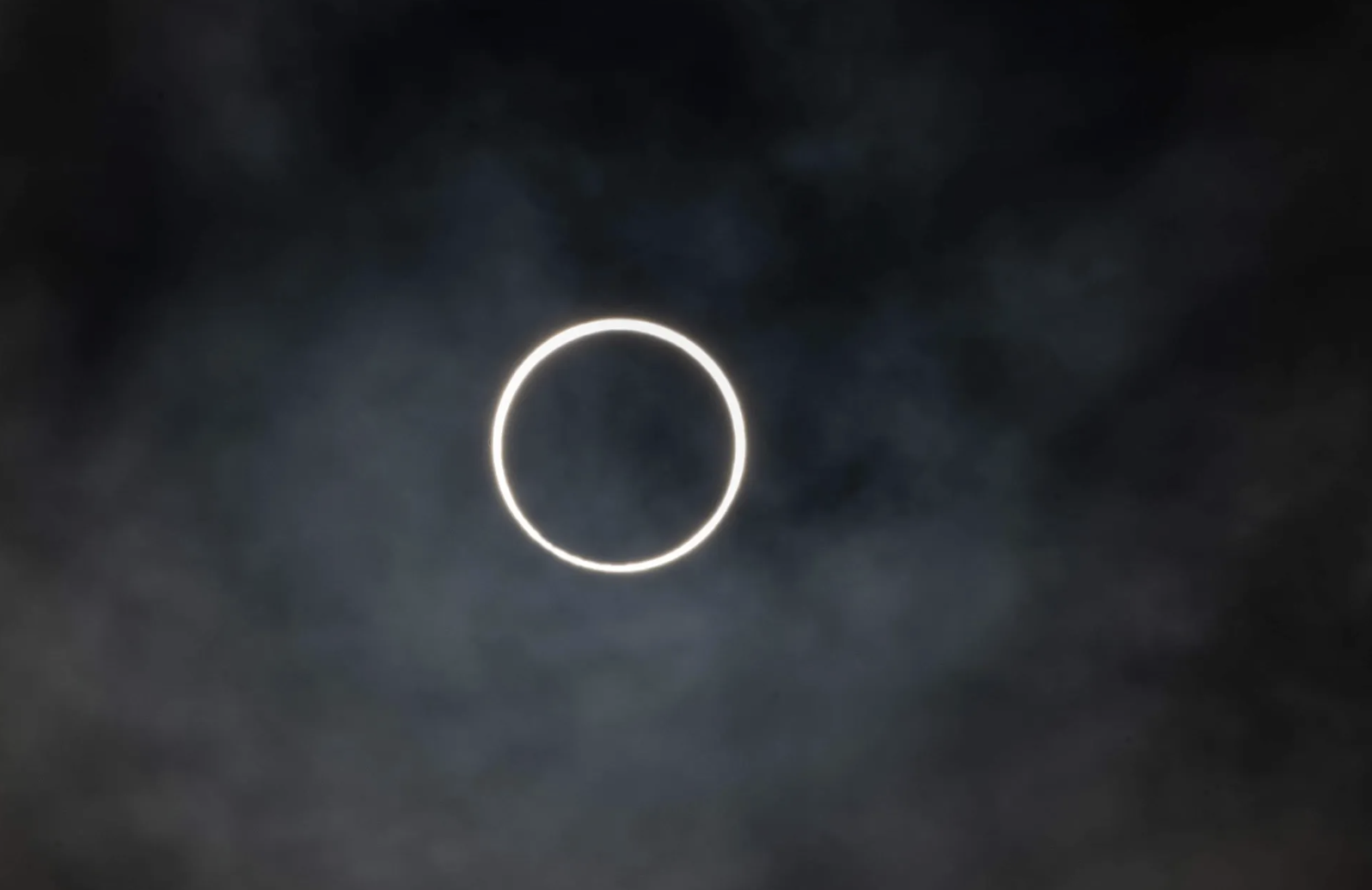 Nhật thực v&ograve;ng lửa xuất hiện ngay m&ugrave;ng 1 tết: Người Việt c&oacute; quan s&aacute;t được? - Ảnh 1.