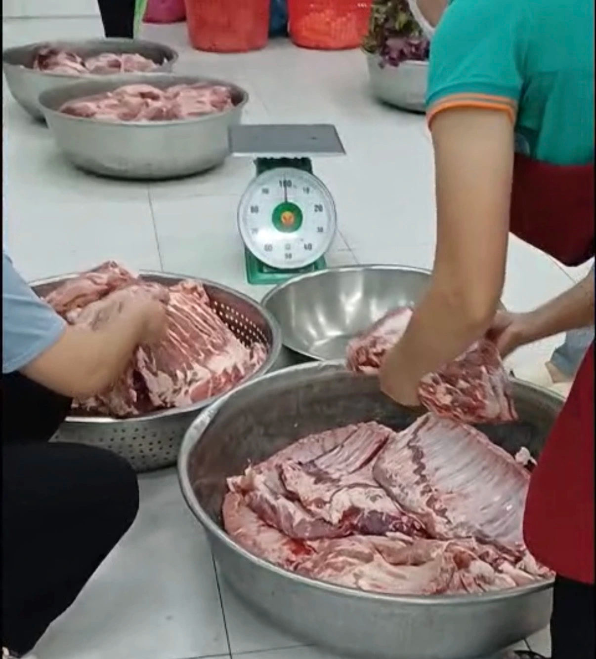 Vụ sườn heo kém chất lượng: Sau tết mới chấm dứt hợp đồng với nhà cung cấp- Ảnh 1. Vụ sườn heo kém chất lượng: Sau tết mới chấm dứt hợp đồng với nhà cung cấp- Ảnh 1.