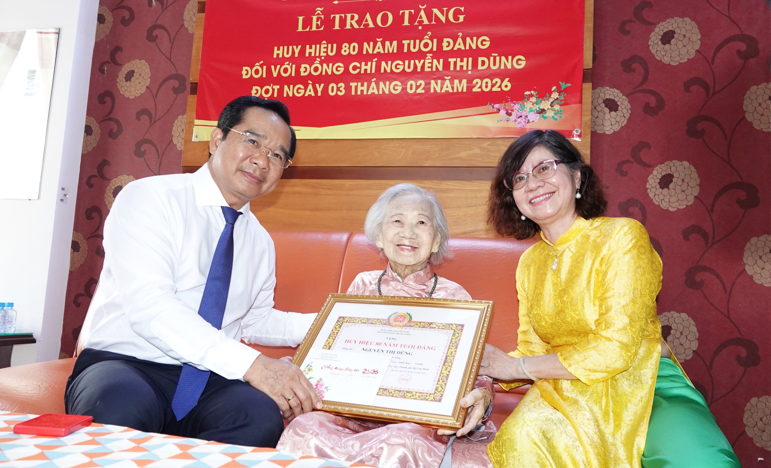  - Ảnh 1. Chủ tịch UBND TP.HCM Nguyễn Văn Được trao tặng Huy hiệu 80 năm tuổi Đảng cho cụ bà Nguyễn Thị Dũng (phường Thạnh Mỹ Tây)