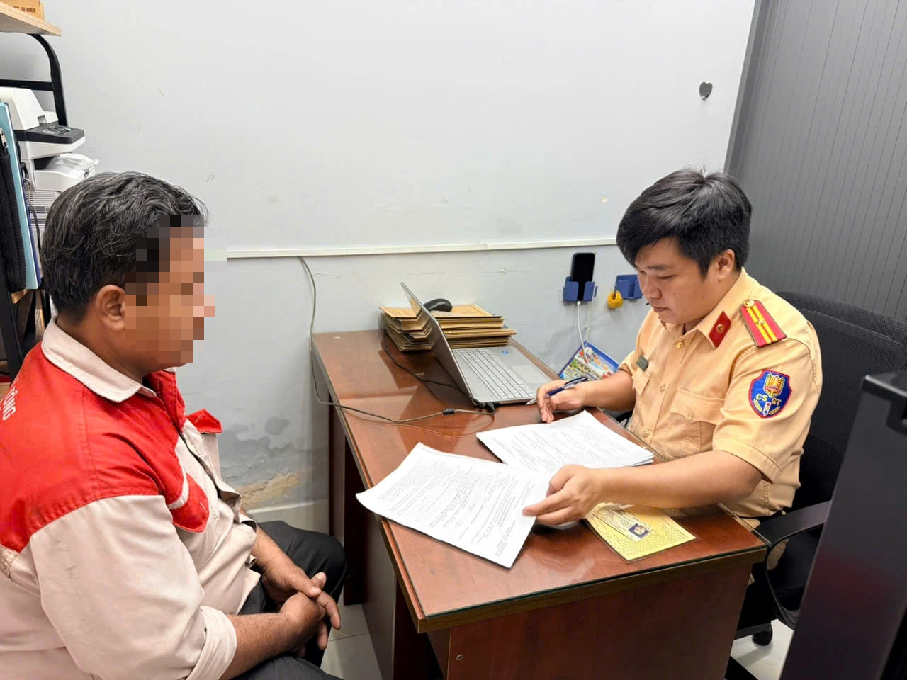 CSGT TP.HCM phạt tài xế xe bồn xả chất thải xuống đường- Ảnh 1. CSGT TP.HCM phạt tài xế xe bồn xả chất thải xuống đường- Ảnh 1.