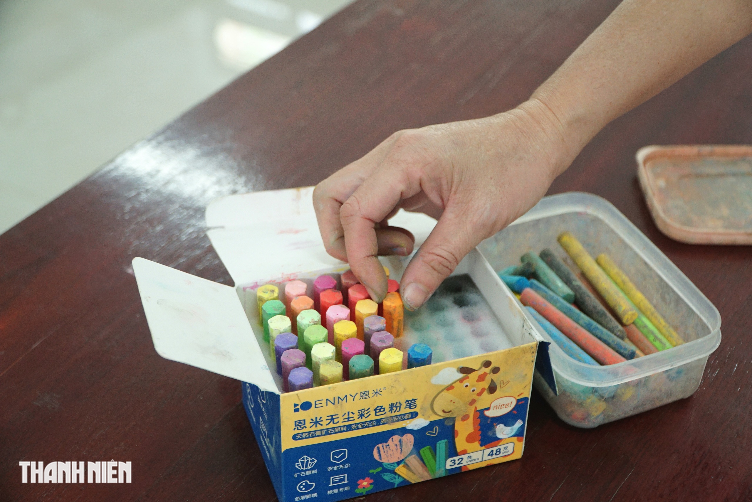 C&ocirc; gi&aacute;o vẽ tranh linh vật ngựa bằng phấn tr&ecirc;n bảng đen g&acirc;y &lsquo;sốt&rsquo; mạng x&atilde; hội - Ảnh 3.