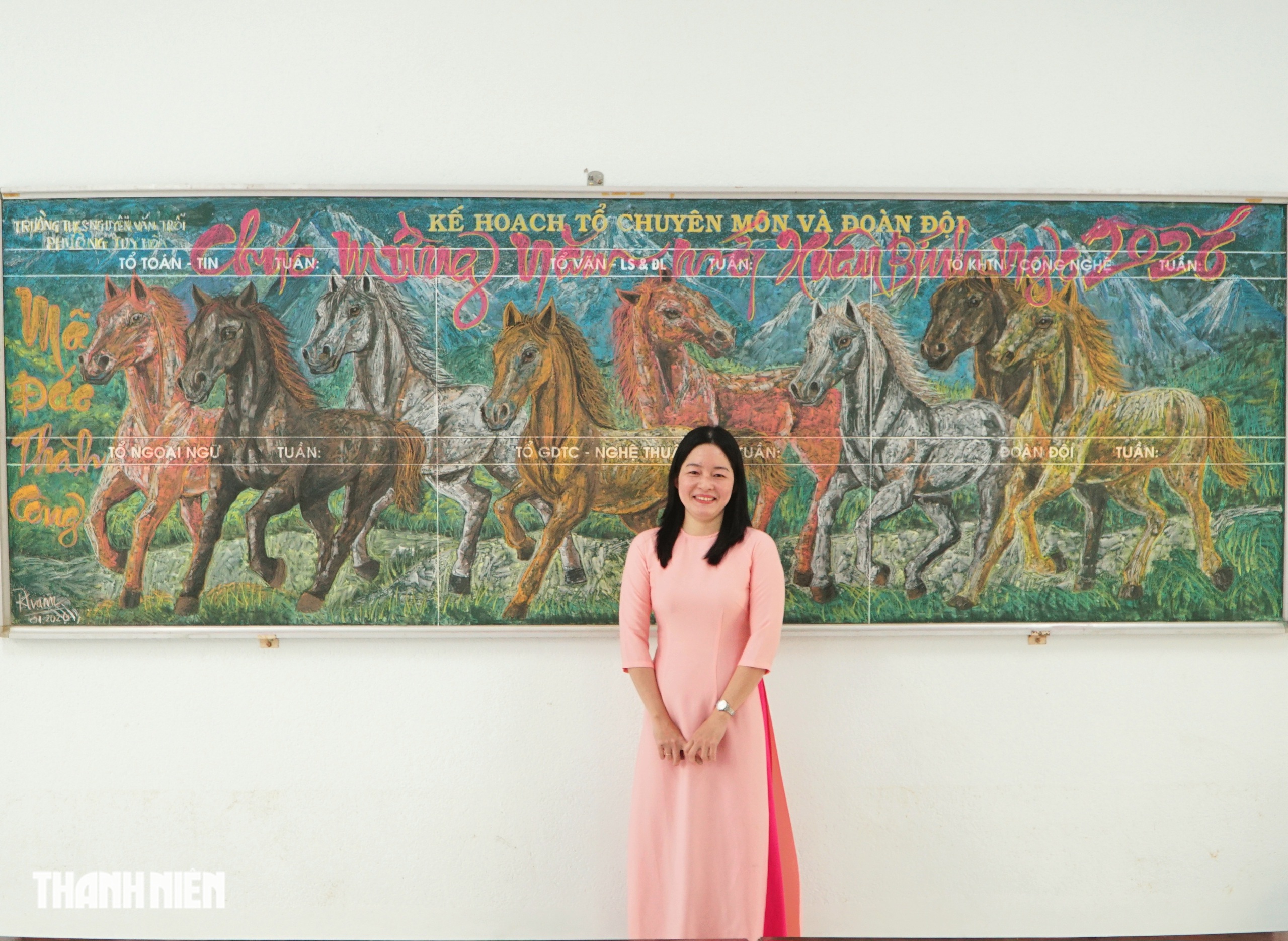 C&ocirc; gi&aacute;o vẽ tranh linh vật ngựa bằng phấn tr&ecirc;n bảng đen g&acirc;y &lsquo;sốt&rsquo; mạng x&atilde; hội - Ảnh 4.