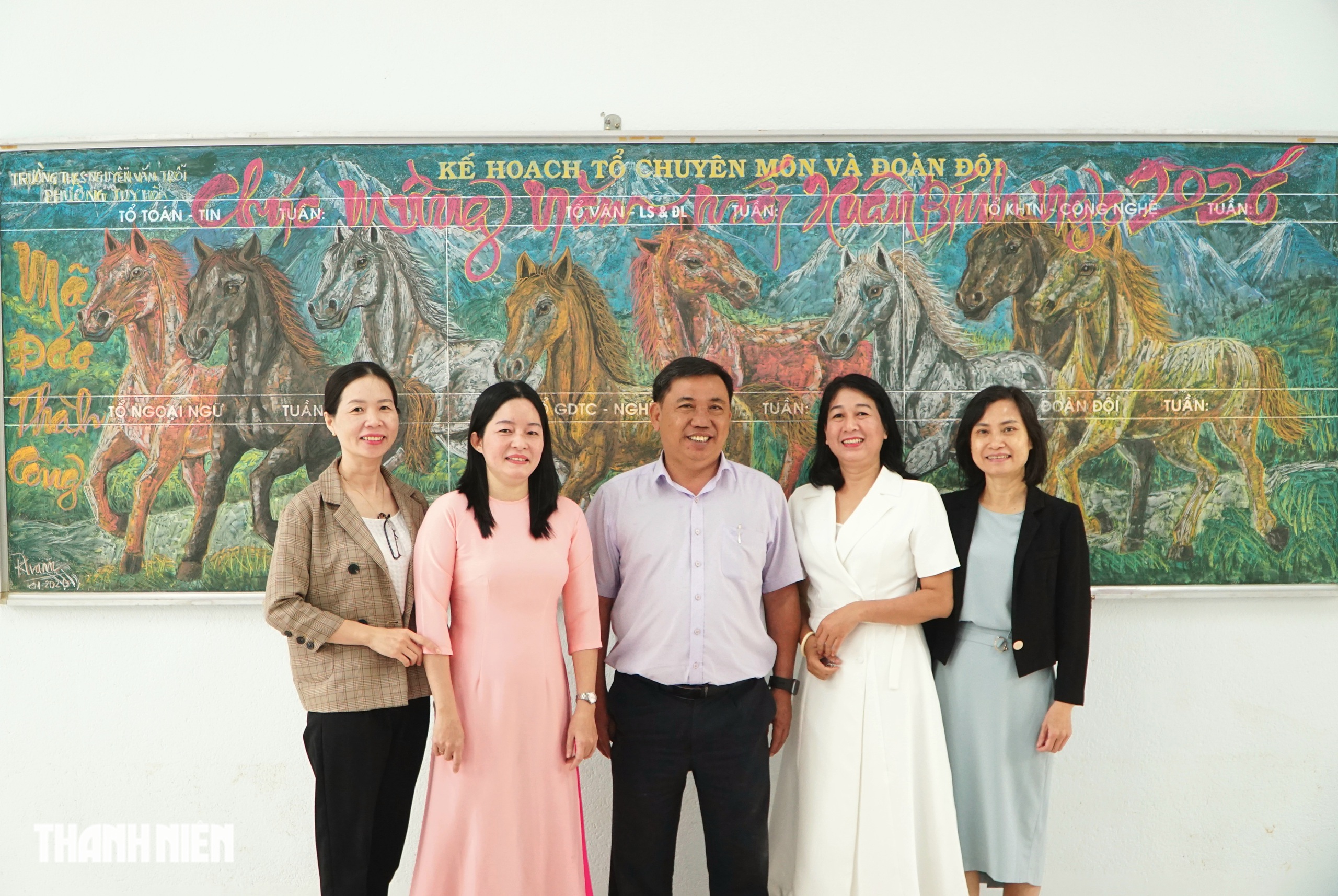 C&ocirc; gi&aacute;o vẽ tranh linh vật ngựa bằng phấn tr&ecirc;n bảng đen g&acirc;y &lsquo;sốt&rsquo; mạng x&atilde; hội - Ảnh 8.