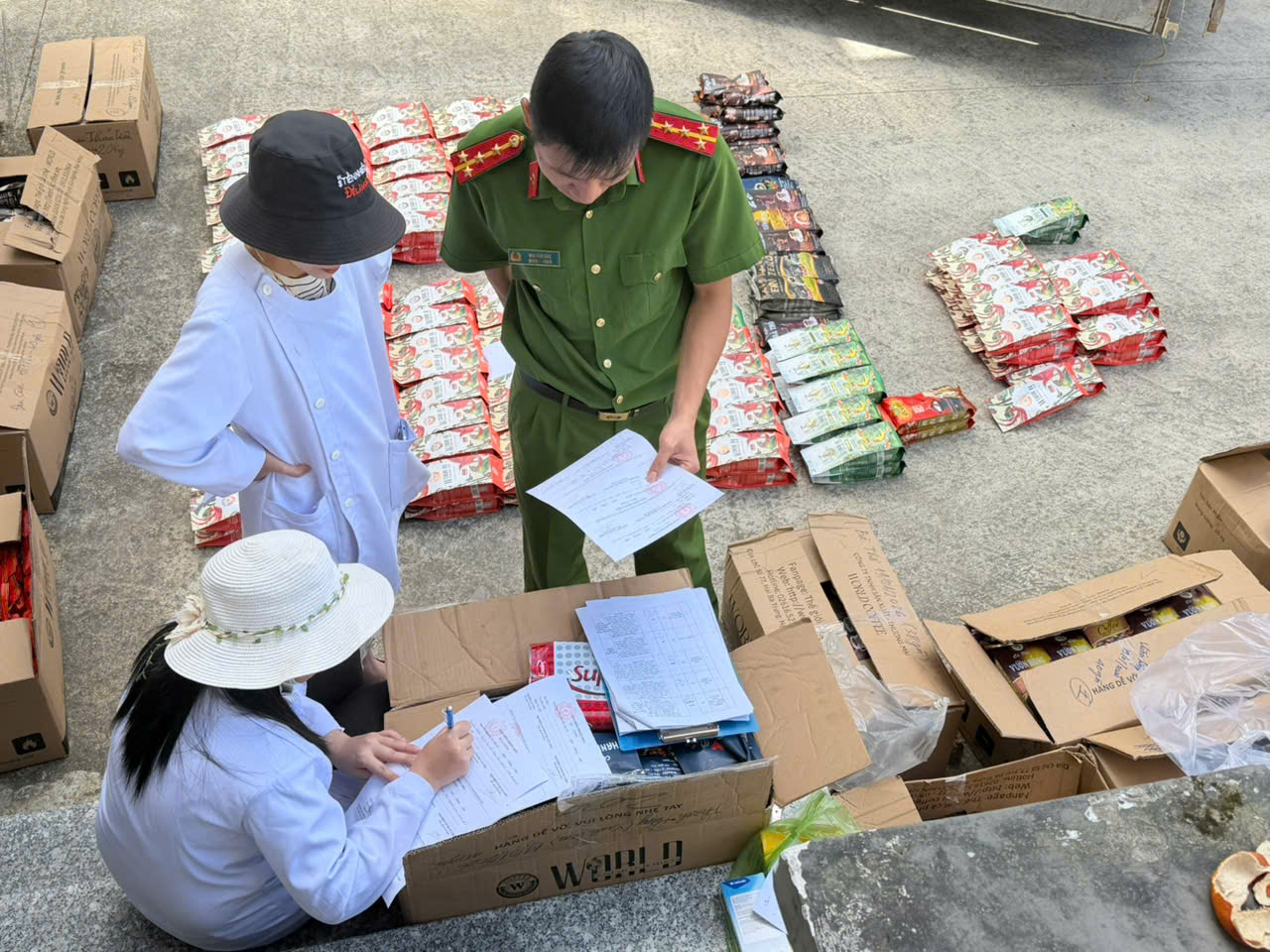 Lâm Đồng: Phát hiện hơn 4 tấn cà phê trộn đậu nành, nghi sản xuất hàng giả - Ảnh 2.