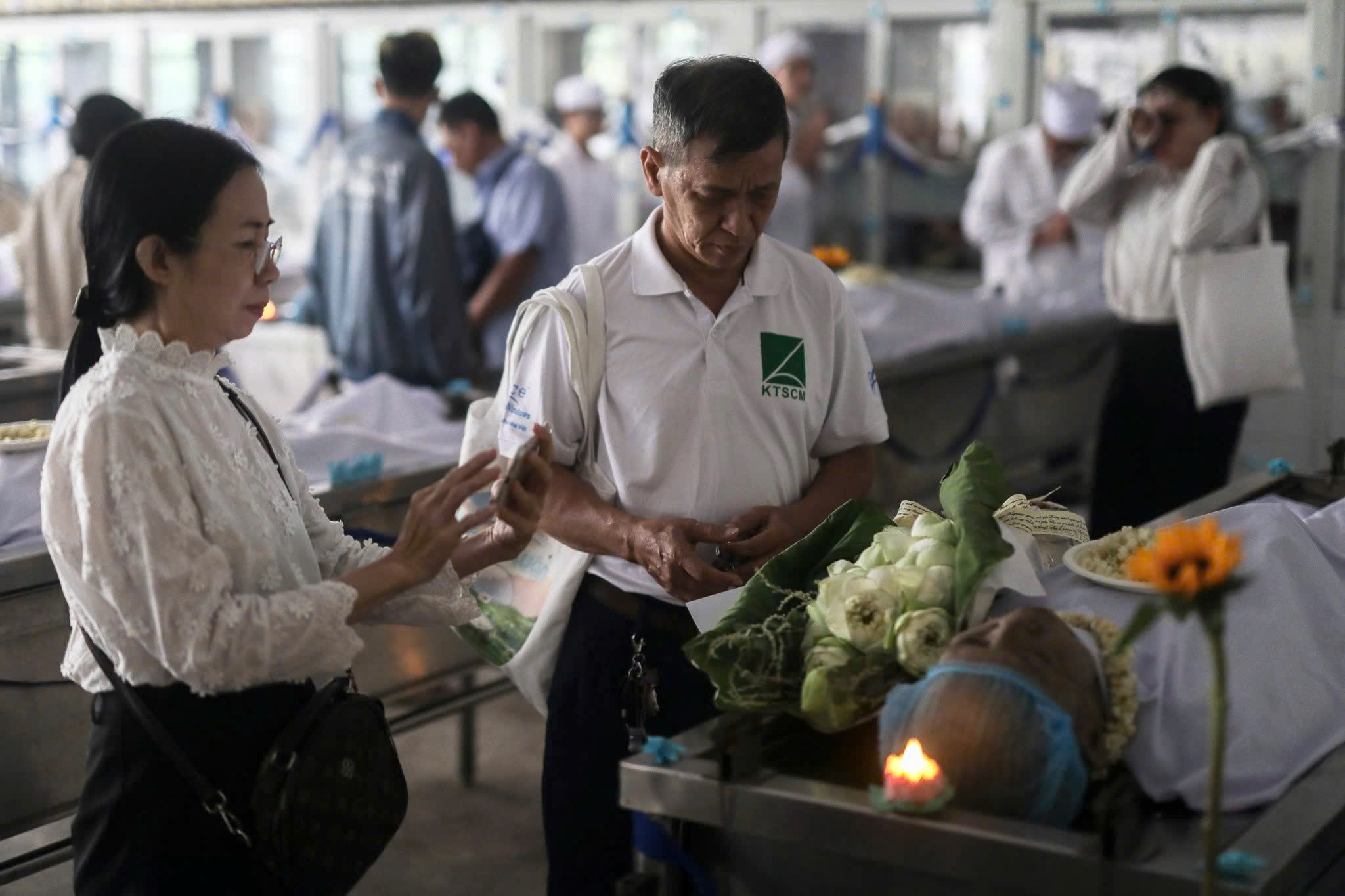 Xúc động khi 'gặp lại' ông nội trong khu lưu giữ thi hài ở TP.HCM - Ảnh 2.