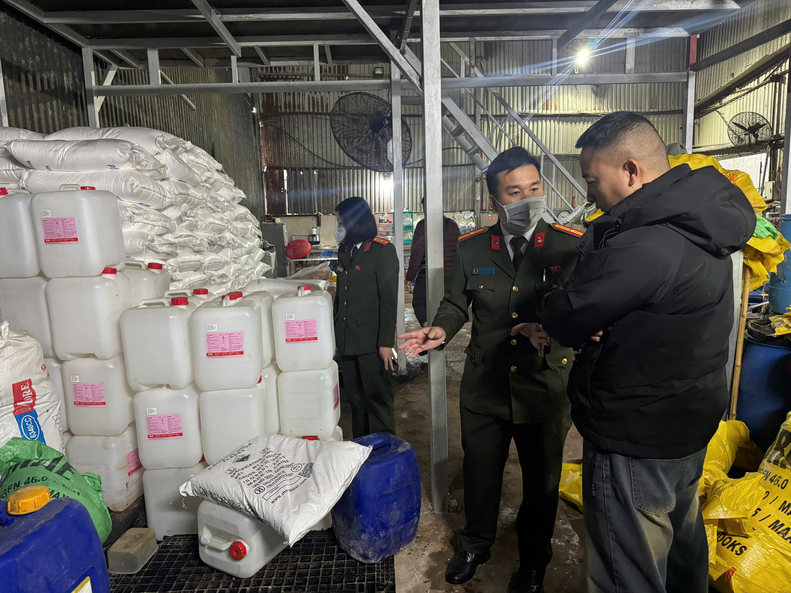 Công an Hà Nội thu hơn 60 tấn lòng lợn bẩn tại Công ty Dũng Phát- Ảnh 4.