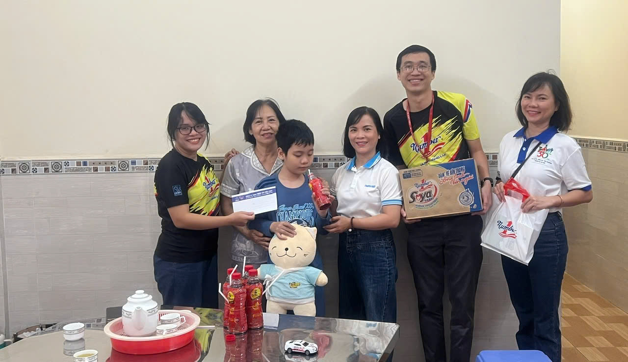 Trao quà tết cho trẻ mồ côi do Covid-19- Ảnh 1. Trao quà tết cho trẻ mồ côi do Covid-19- Ảnh 1.