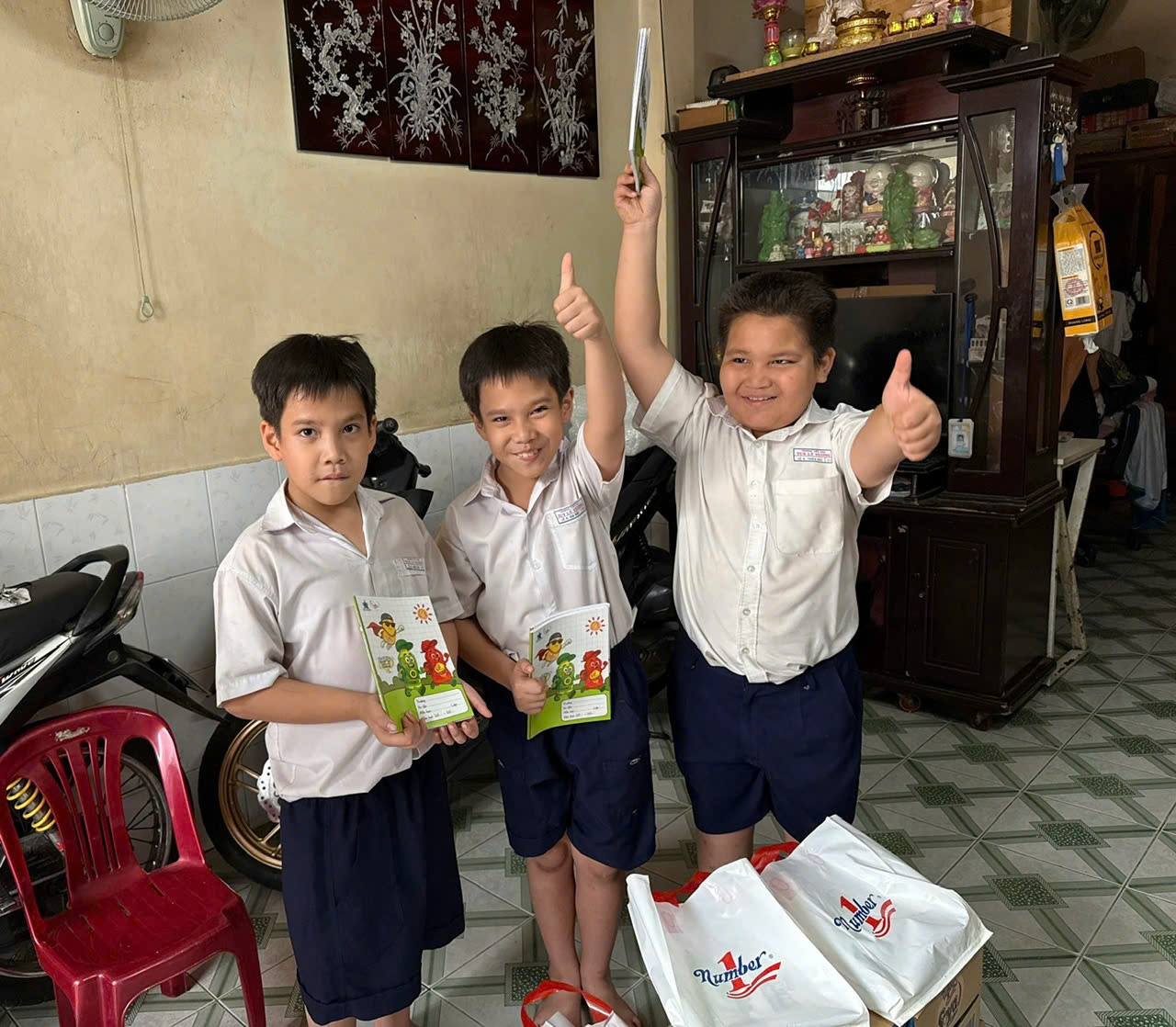 Trao quà tết cho trẻ mồ côi do Covid-19- Ảnh 2. Trao quà tết cho trẻ mồ côi do Covid-19- Ảnh 2.