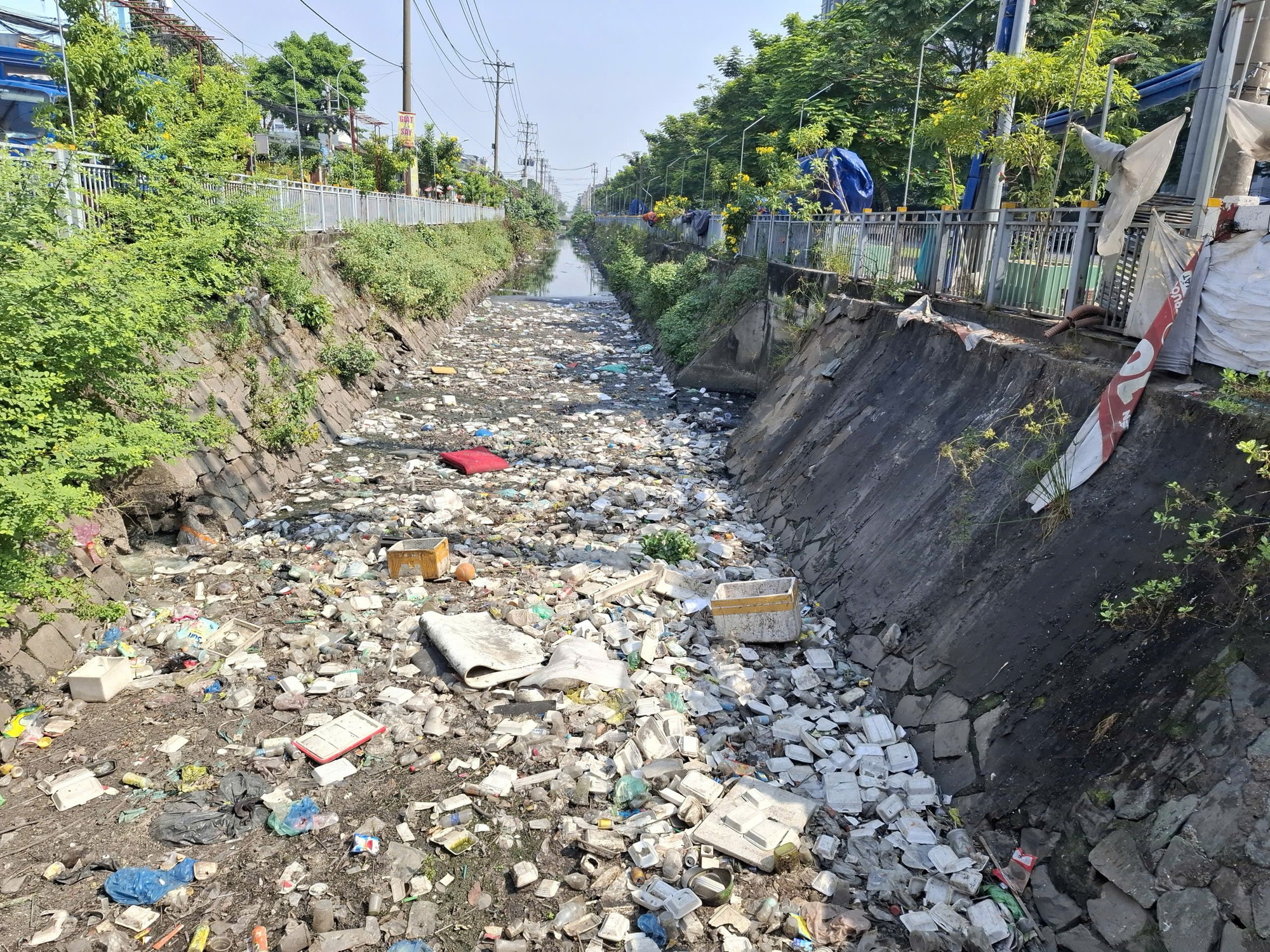 K&ecirc;nh đầy r&aacute;c, tắc nghẽn g&acirc;y &ocirc; nhiễm- Ảnh 2.