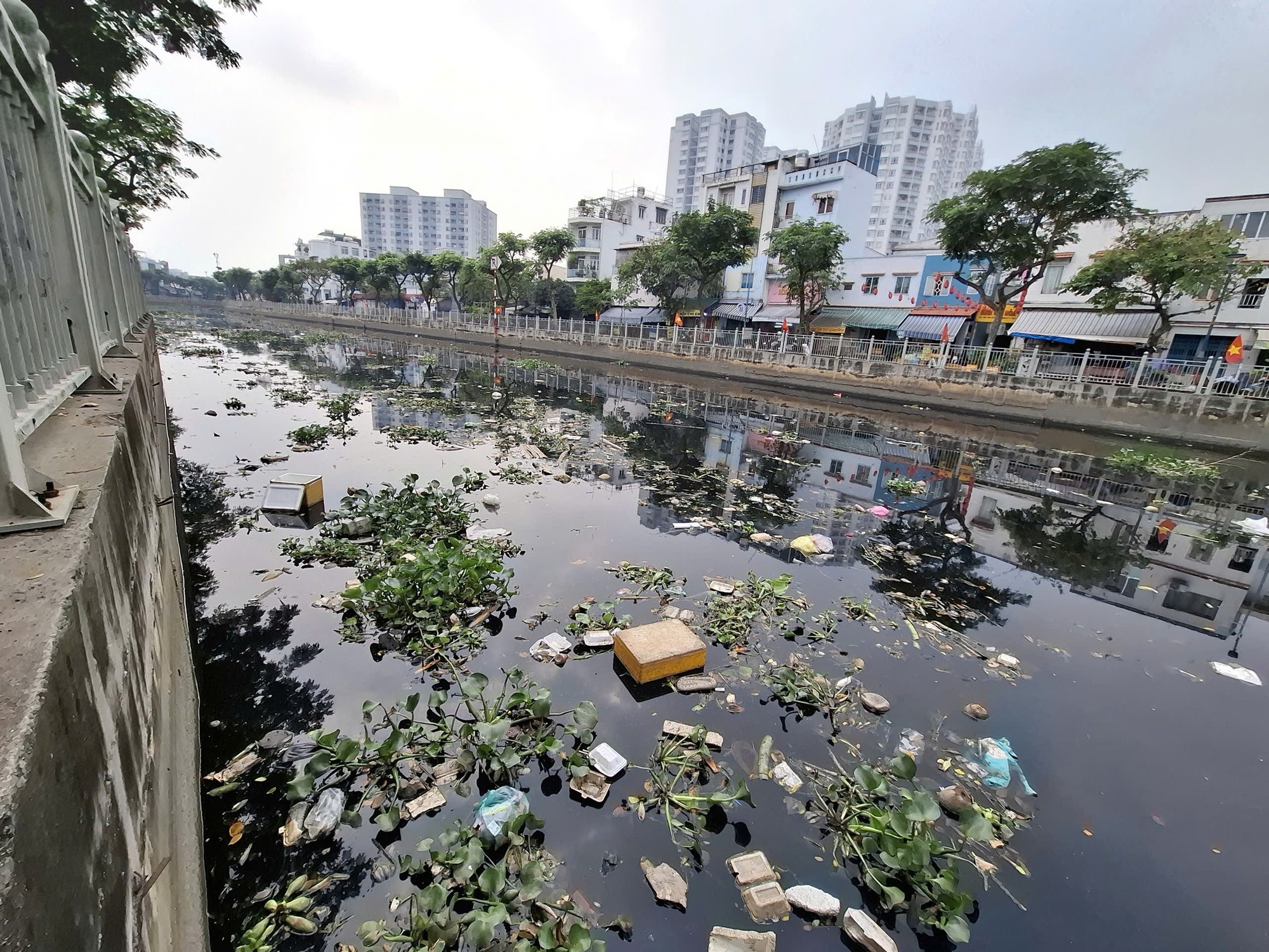 K&ecirc;nh đầy r&aacute;c, tắc nghẽn g&acirc;y &ocirc; nhiễm- Ảnh 1.