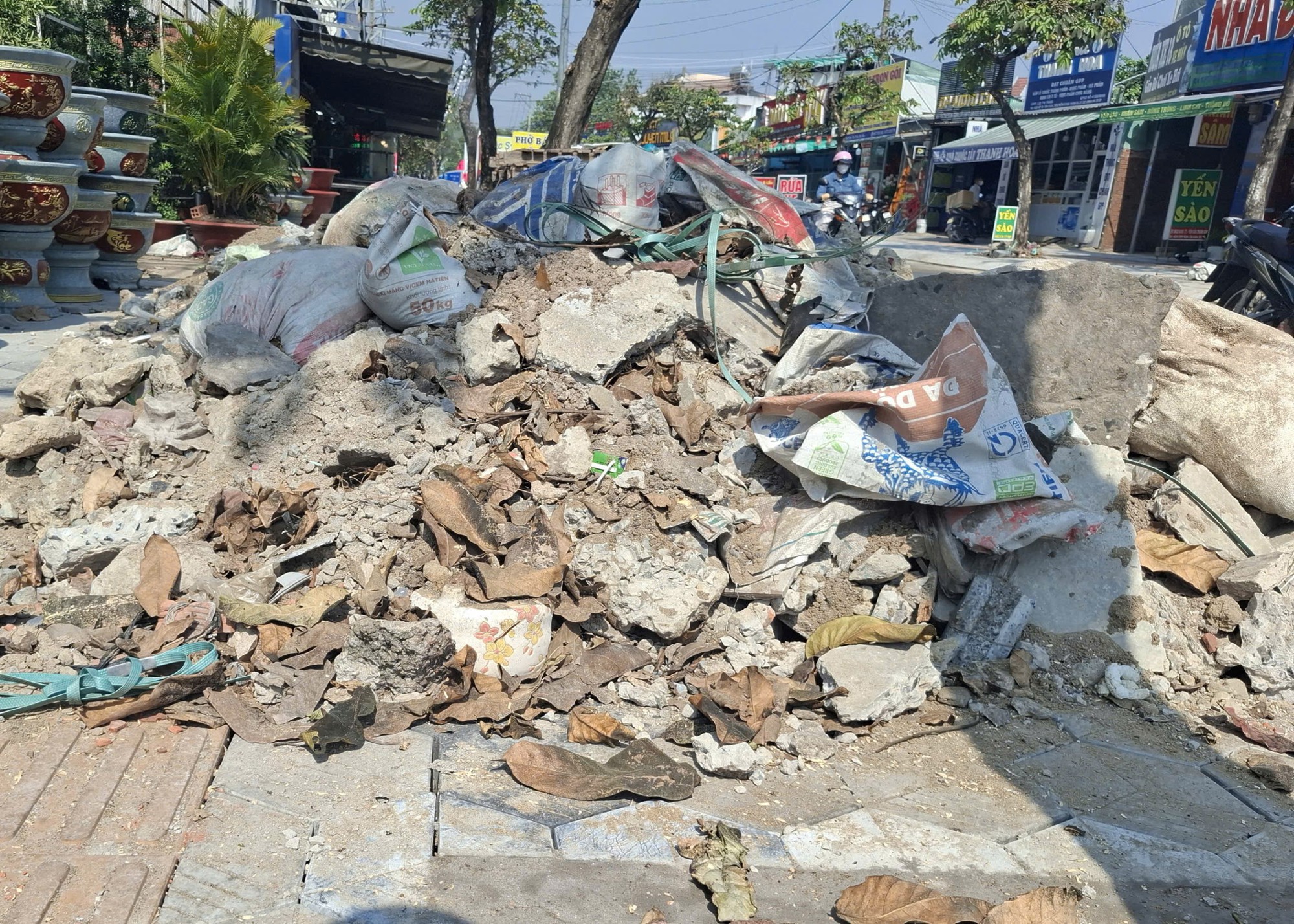 Thi công vỉa hè rồi để ngổn ngang- Ảnh 1. Thi công vỉa hè rồi để ngổn ngang- Ảnh 1.