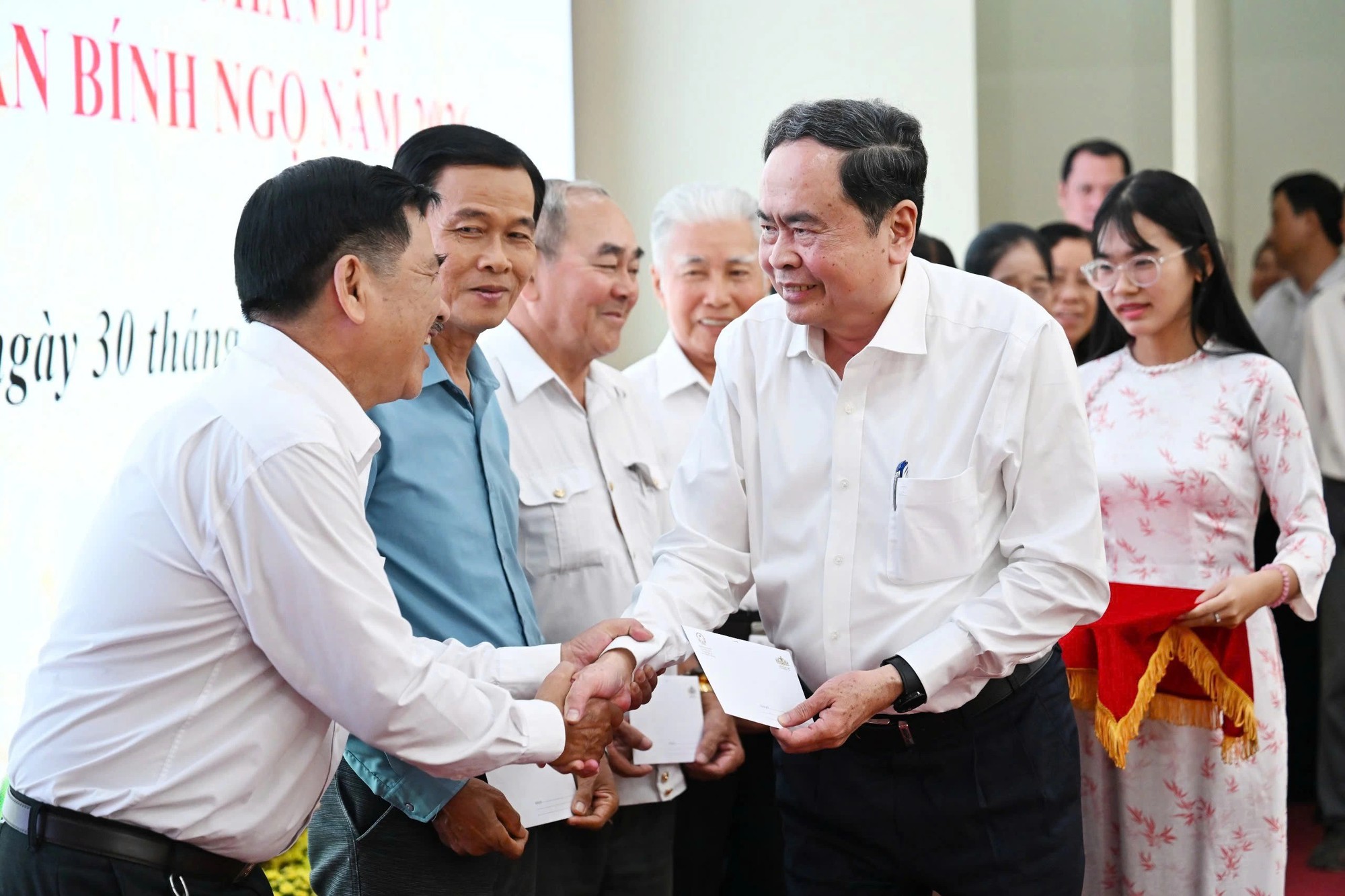 Chủ tịch Quốc hội thăm và tặng quà gia đình chính sách tại Cần Thơ năm 2026 - Ảnh 1. Chủ tịch Quốc hội thăm và tặng quà gia đình chính sách tại Cần Thơ năm 2026 - Ảnh 1.