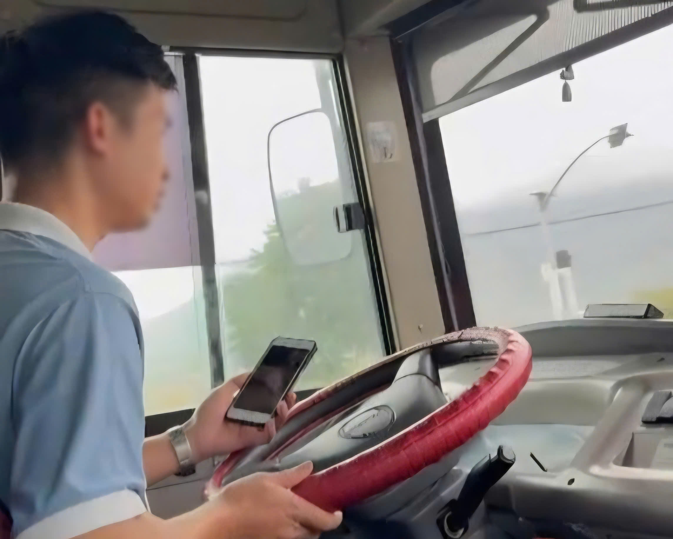 Xử phạt 2 tài xế xe buýt sử dụng điện thoại khi lái xe - Ảnh 1.