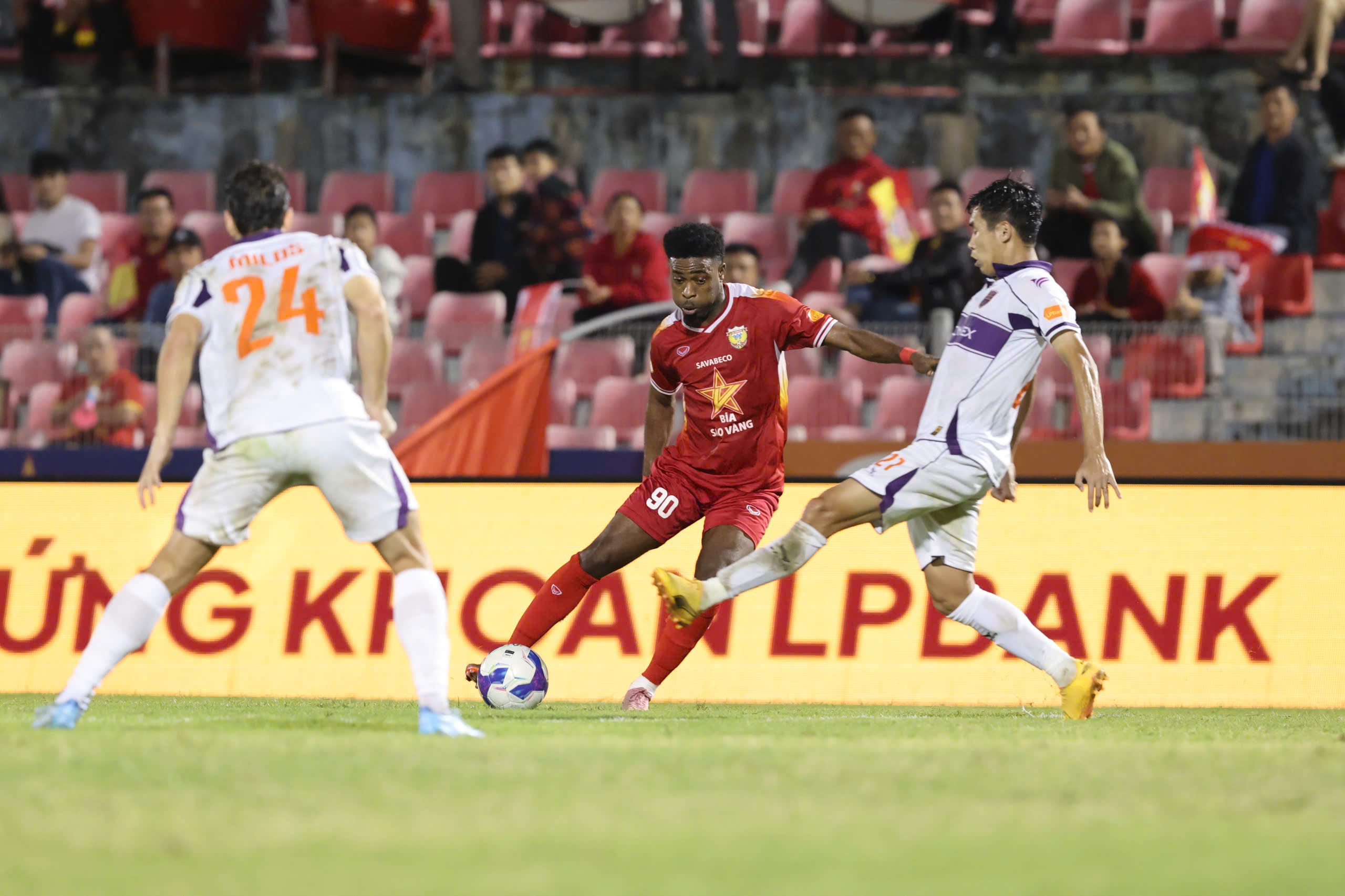 Bảng xếp hạng V-League mới nhất: Hà Nội còn đứng sau Hà Tĩnh, HAGL vị trí cực nguy hiểm- Ảnh 1.